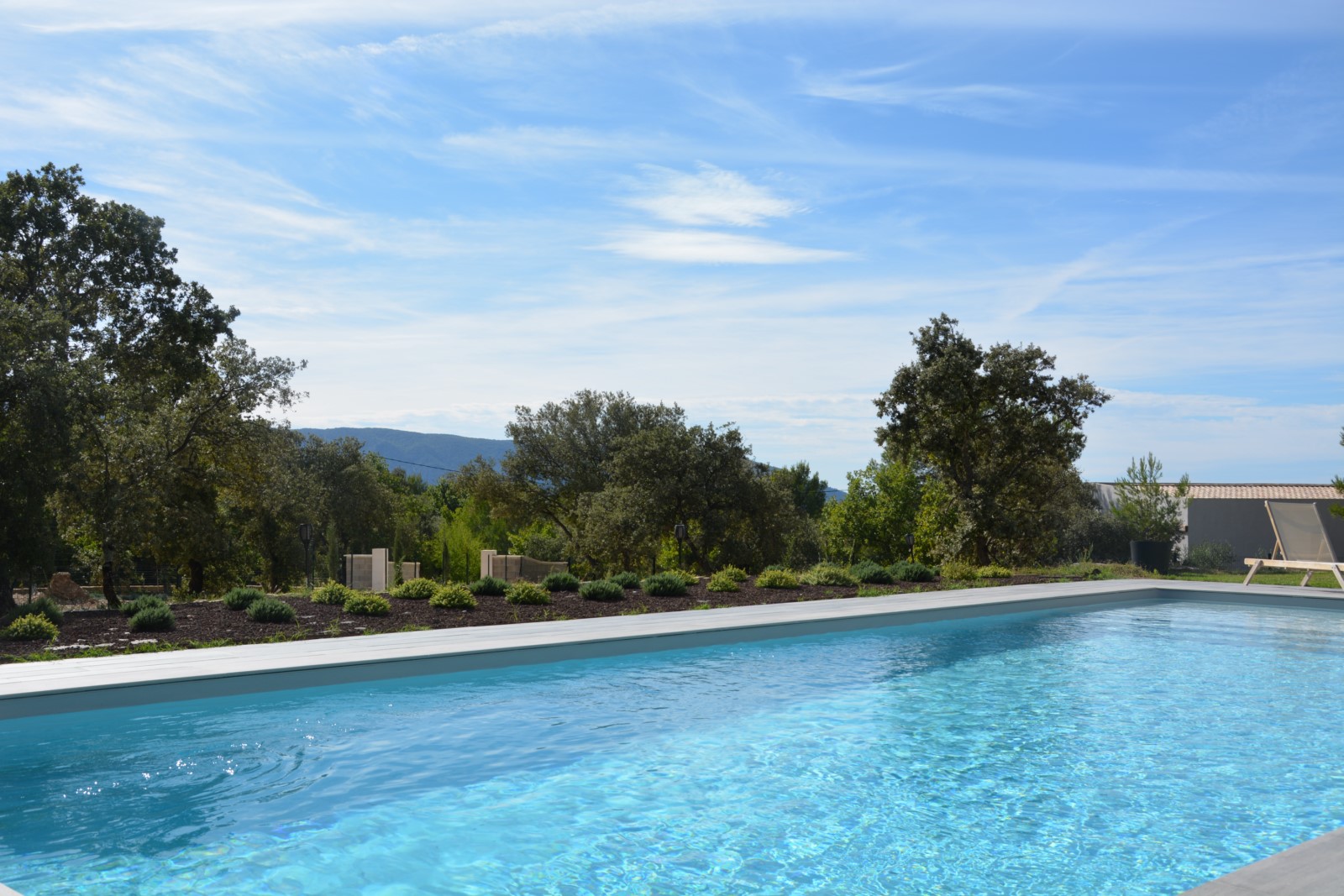 Maison contemporaine avec vue et piscine à 5 minutes de Gordes   