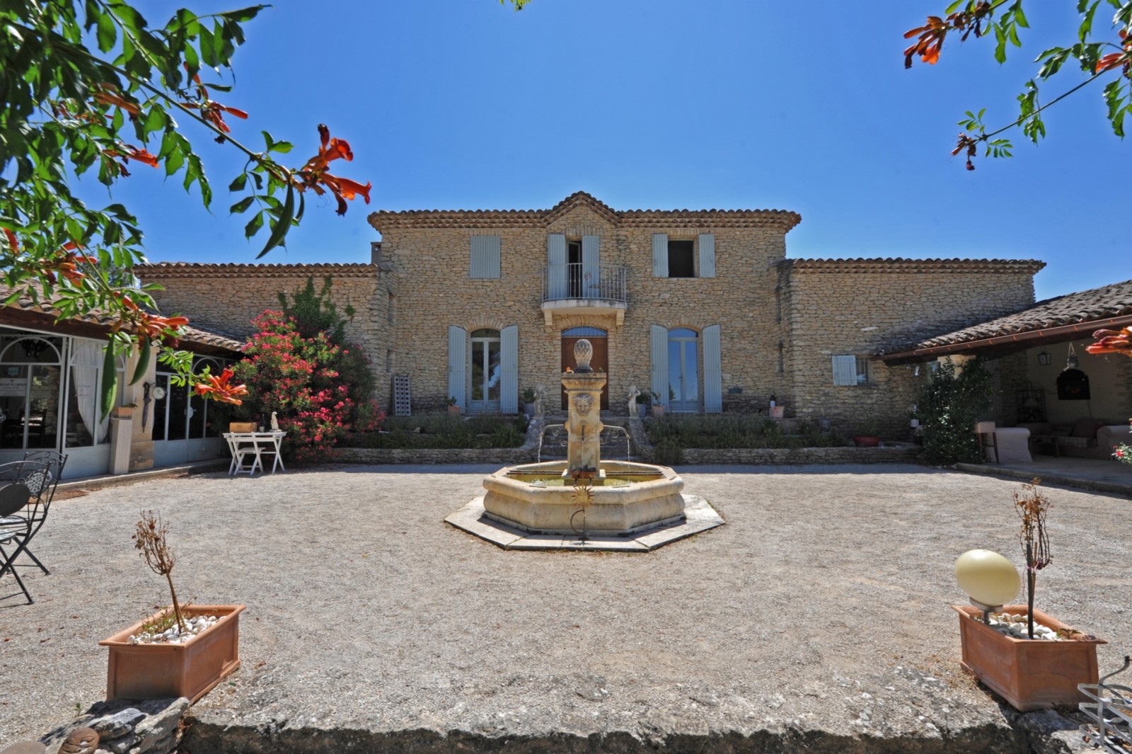 GORDES : Bastide en pierres, gîte et chambres d'hôtes.   