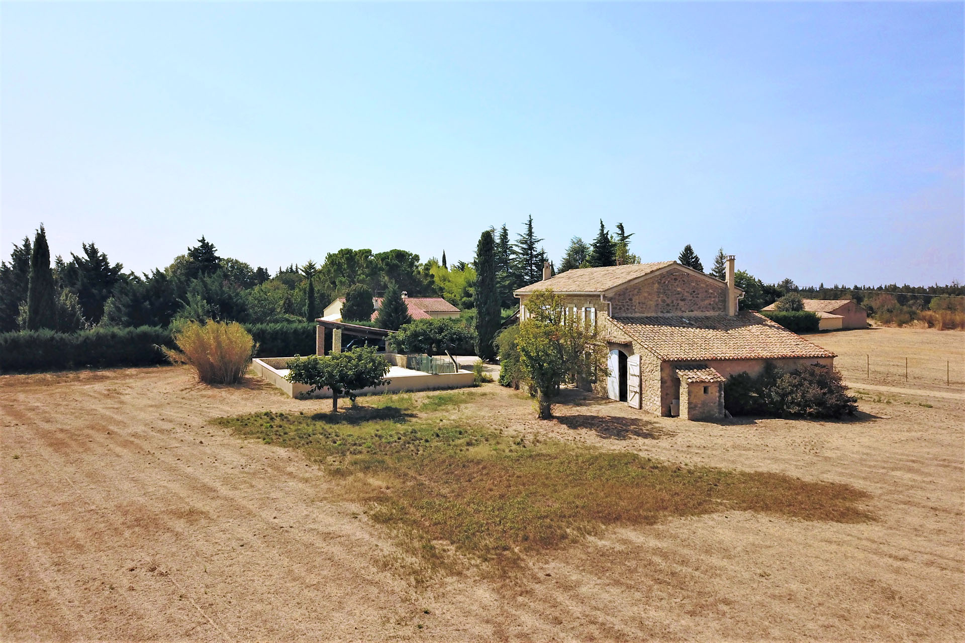 aux portes du Luberon, mas avec piscine sur 1,4 hectare de terrain   