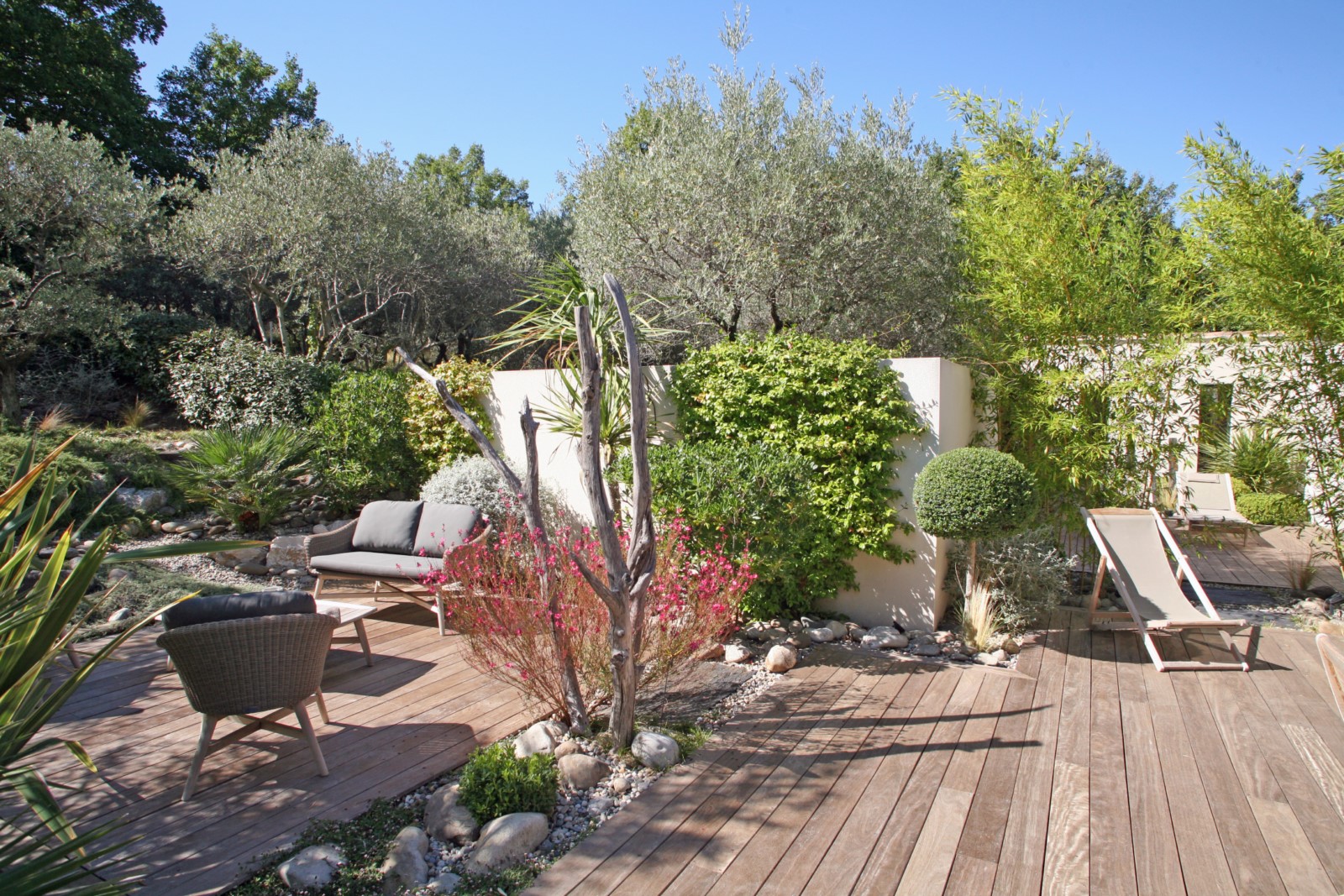 Maison de village récente avec vue et très beau jardin   