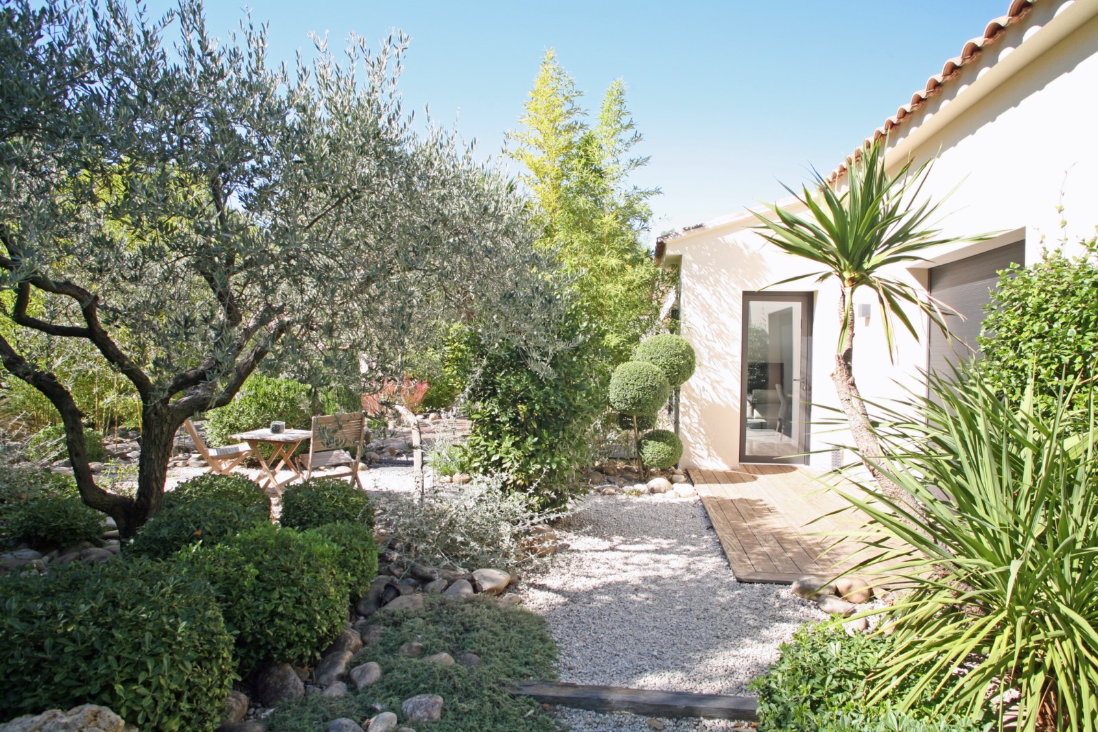 Maison de village récente avec vue et très beau jardin   