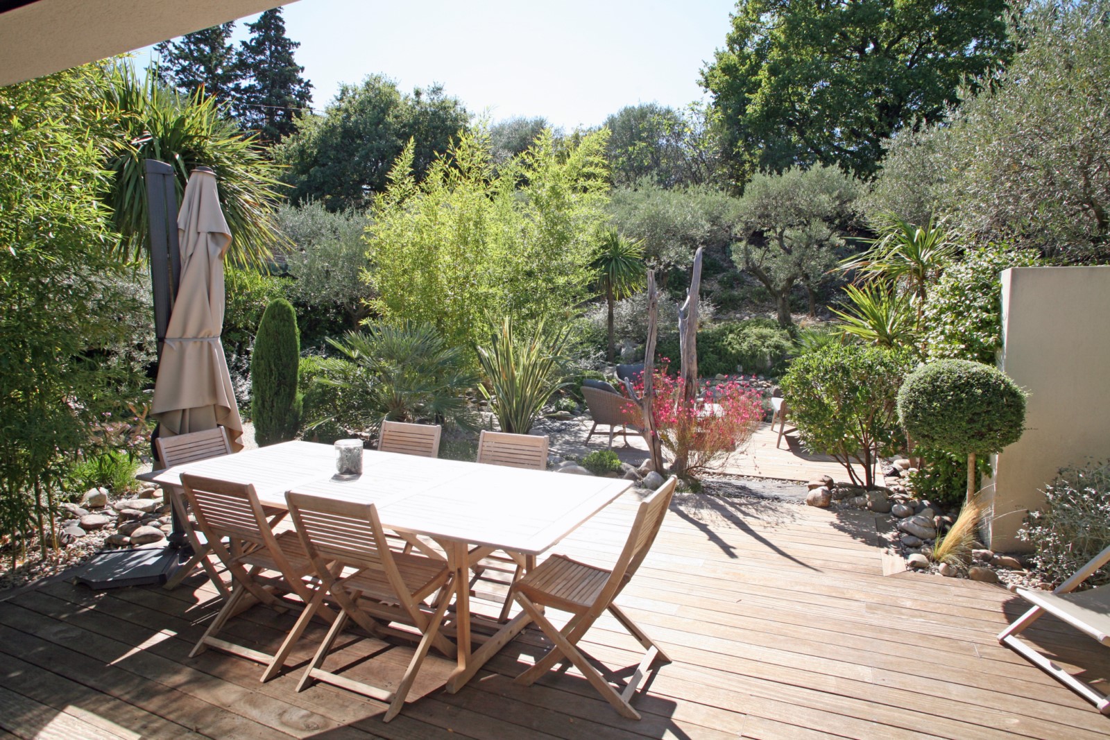 Maison de village récente avec vue et très beau jardin   