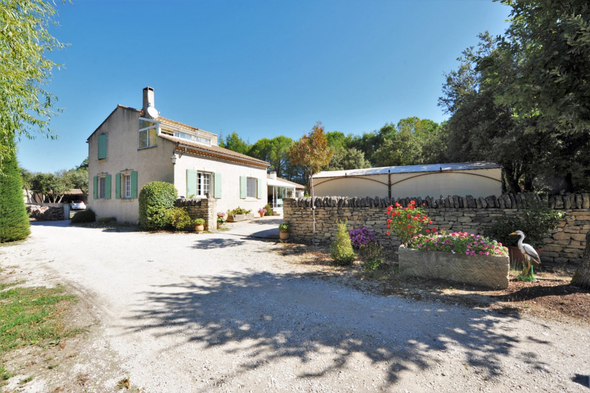 Luberon, villa  avec dépendance sur terrain de 1,4 hectare avec étang   