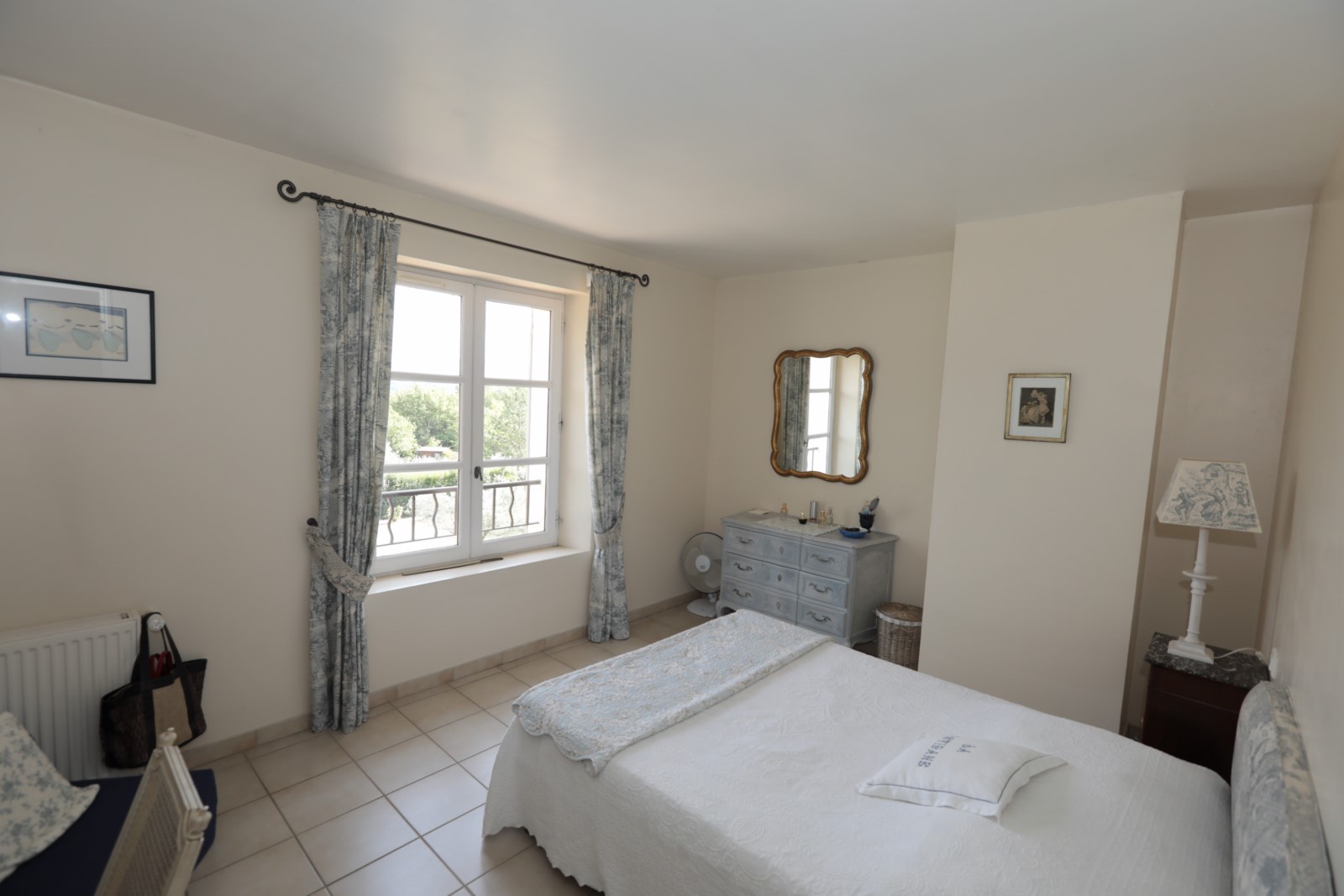 Secteur Gordes villa en pierres avec vues Luberon   