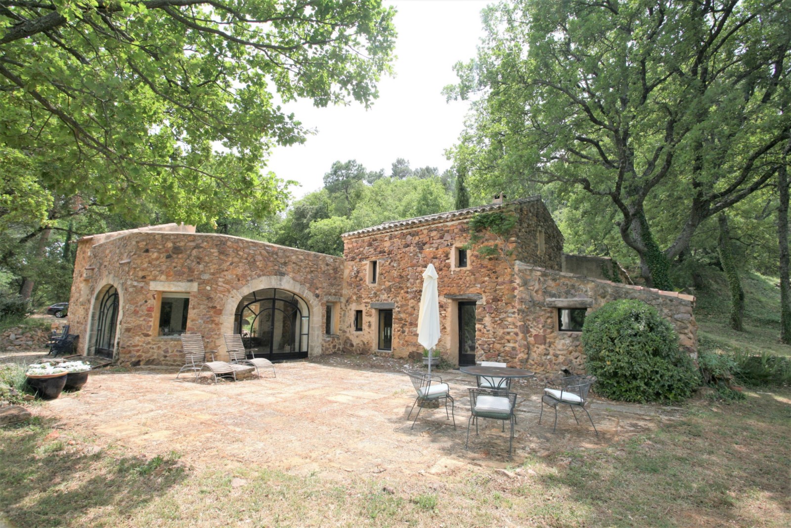 Luberon. Authentique mazet avec vues proche village   