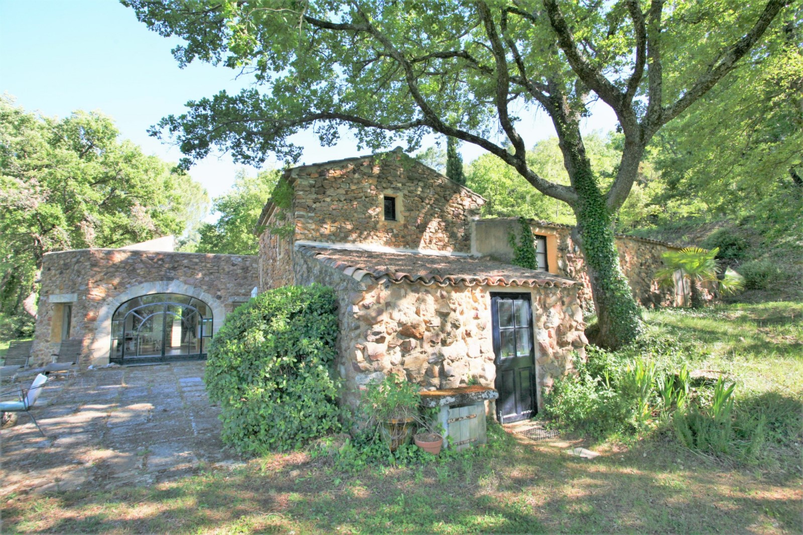 Luberon. Authentique mazet avec vues proche village   