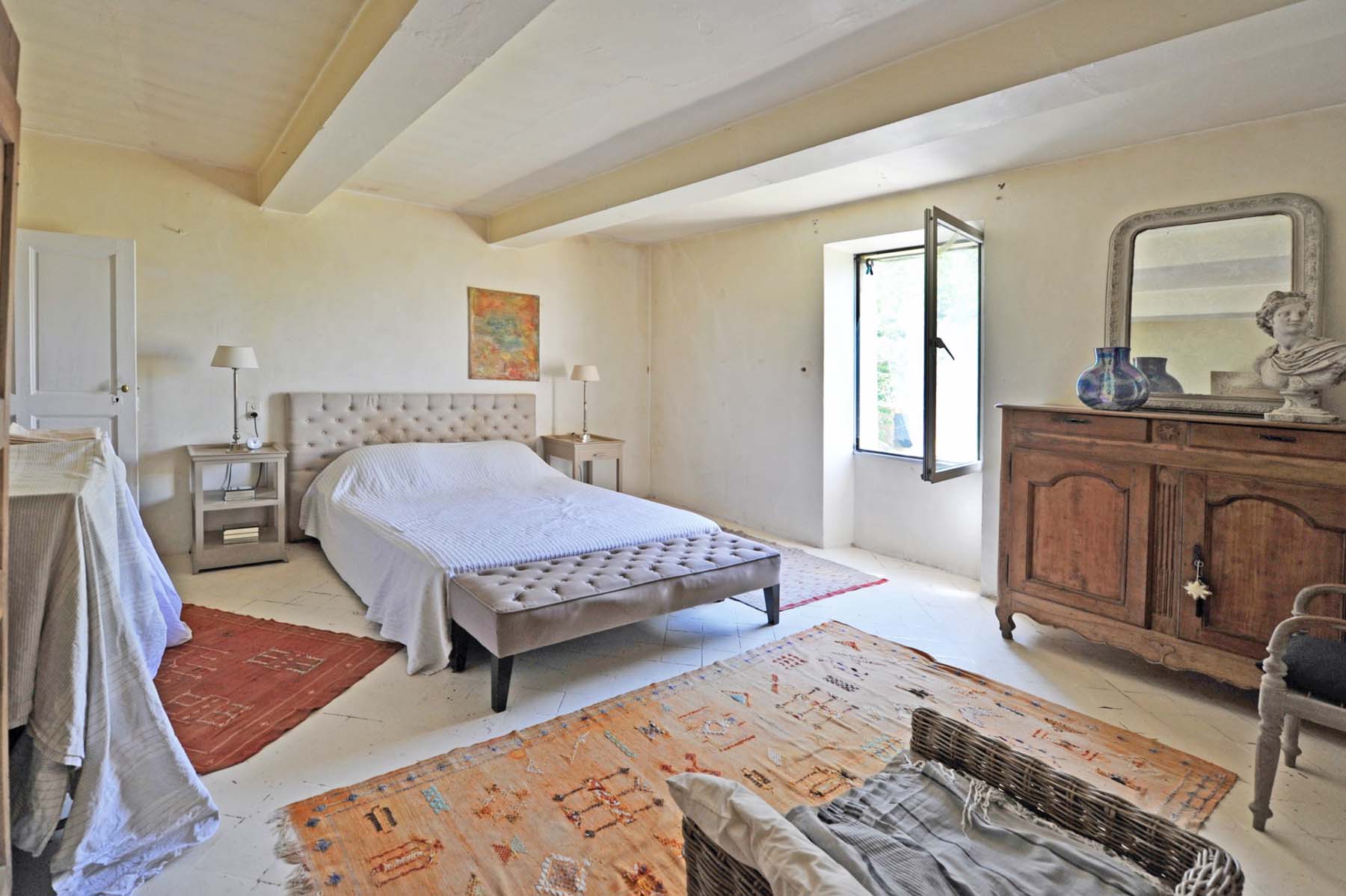 Exclusivité à Gordes, mas 18ème avec piscine sur près de trois hectares   
