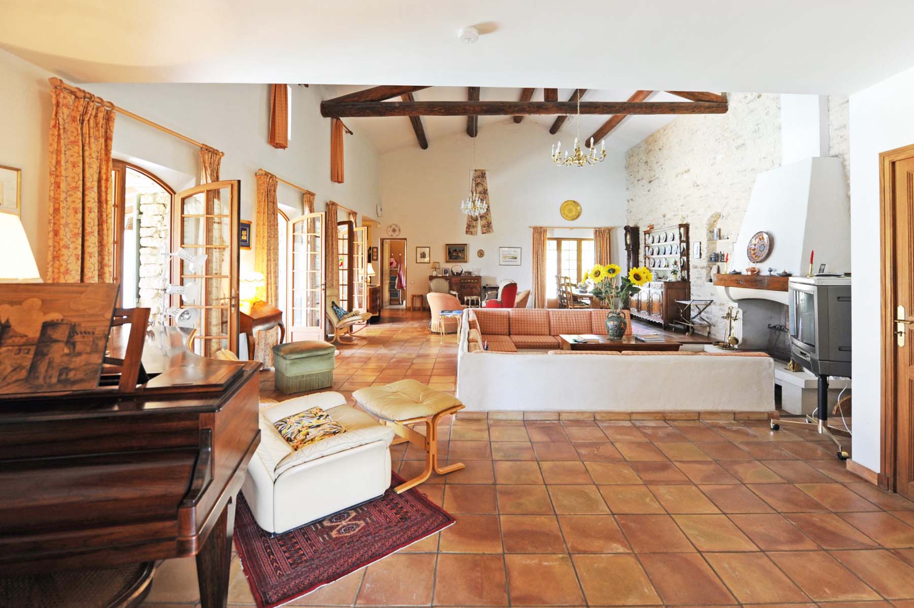 A vendre à Gordes, maison en pierres en position dominante à 2 pas du centre du village - BIEN VENDU -
