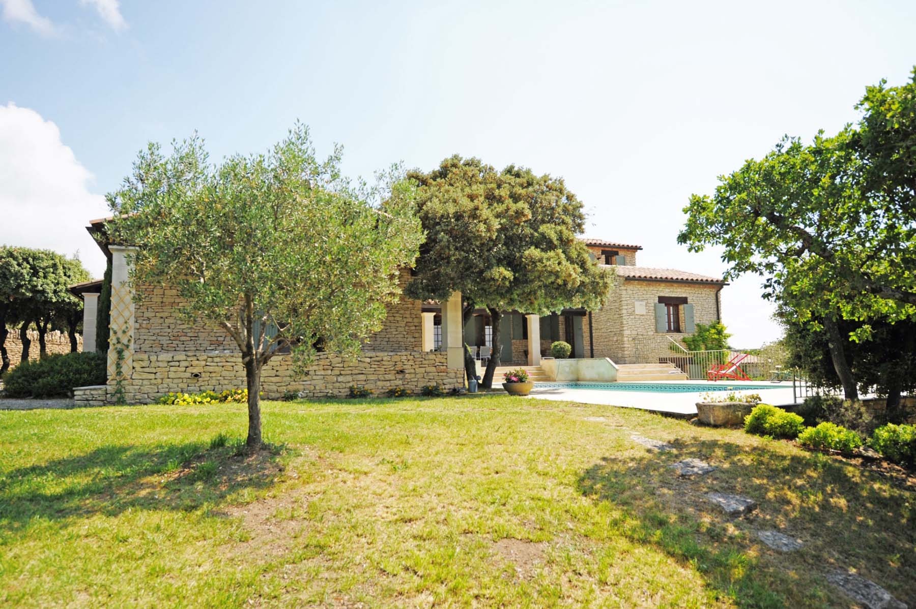 A vendre à Gordes, maison en pierres en position dominante à 2 pas du centre du village - BIEN VENDU -