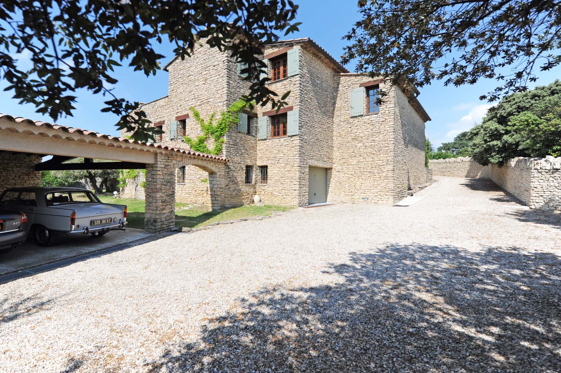 A vendre à Gordes, maison en pierres en position dominante à 2 pas du centre du village - BIEN VENDU -