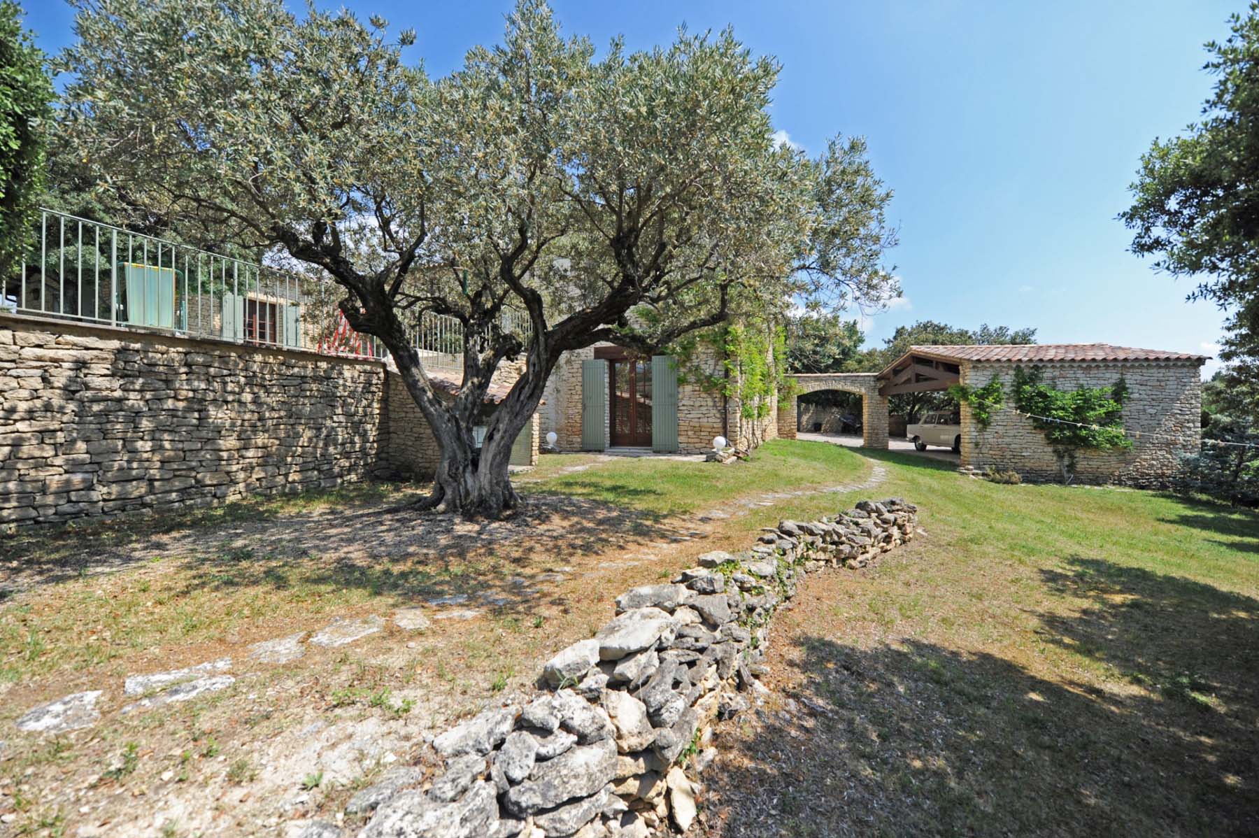 A vendre à Gordes, maison en pierres en position dominante à 2 pas du centre du village - BIEN VENDU -
