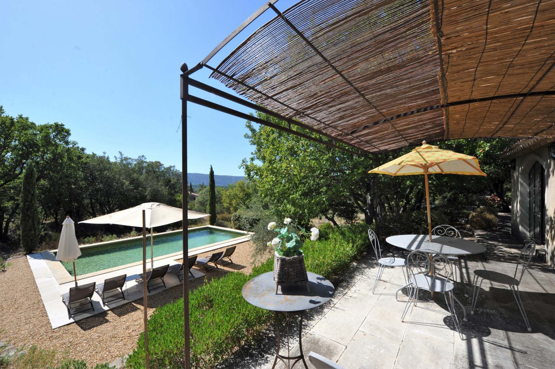 Proche Ménerbes : villa en pierres avec piscine et pool house   