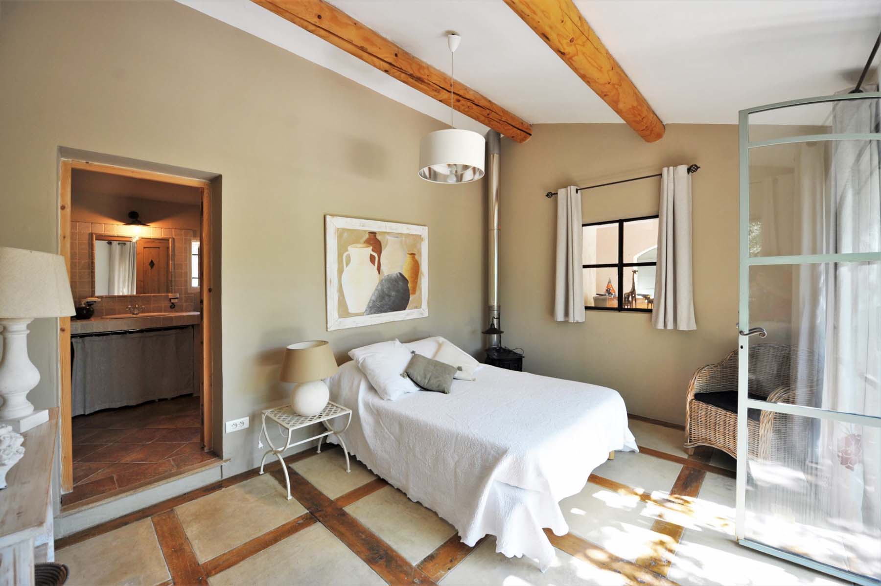 Proche Ménerbes : villa en pierres avec piscine et pool house   