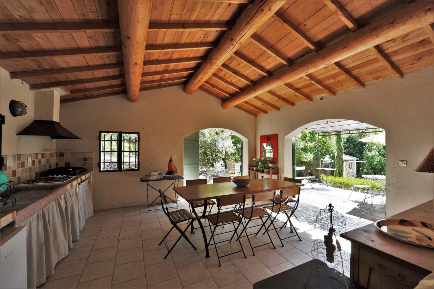 Proche Ménerbes : villa en pierres avec piscine et pool house   
