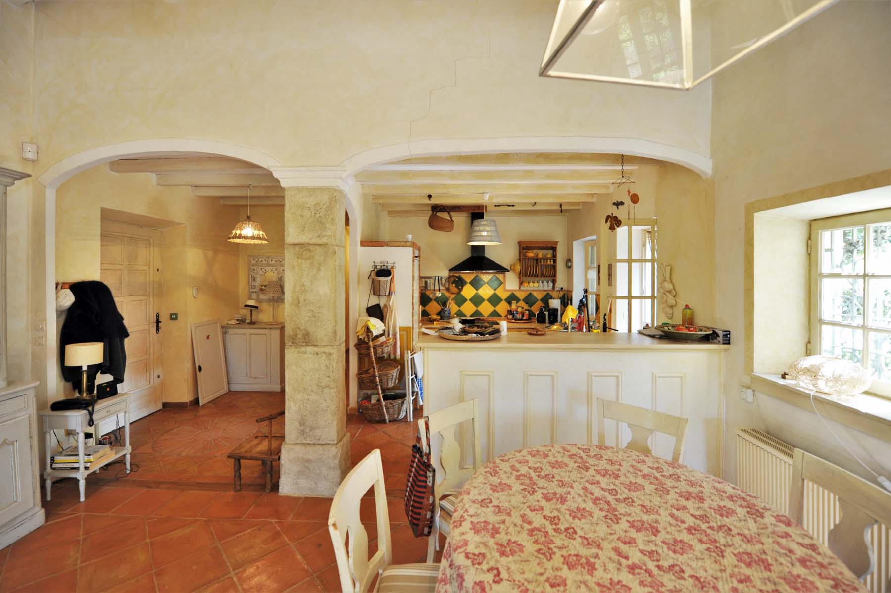 Proche Ménerbes : villa en pierres avec piscine et pool house   