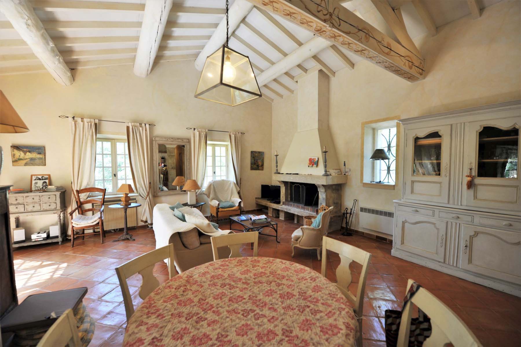 Proche Ménerbes : villa en pierres avec piscine et pool house   