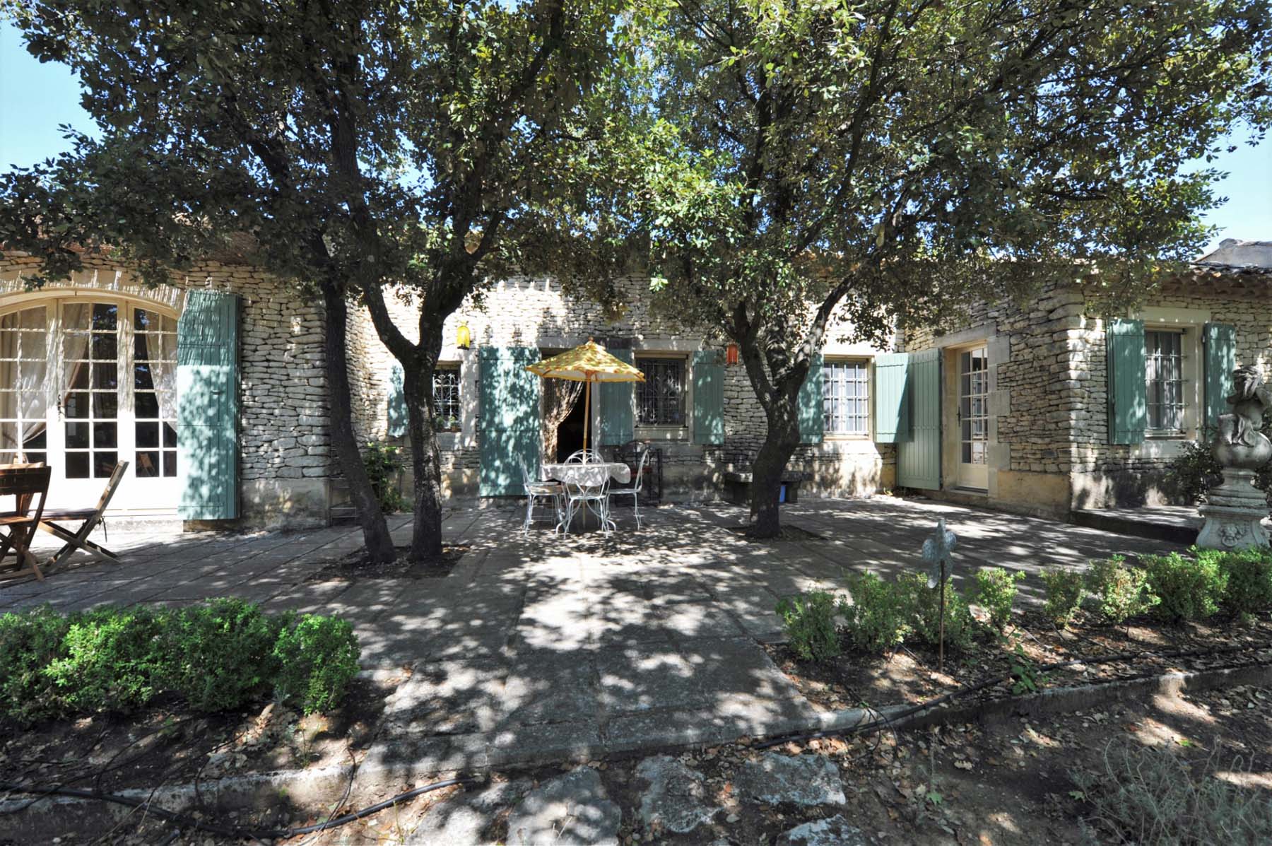 Proche Ménerbes : villa en pierres avec piscine et pool house   