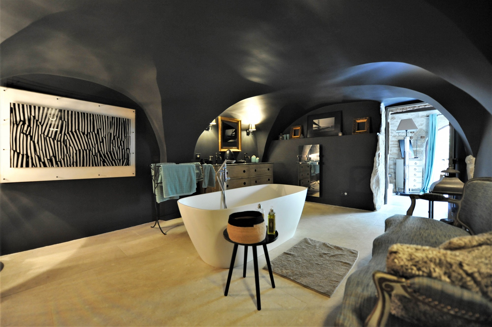 Hameau de Gordes, maison entièrement rénovée   