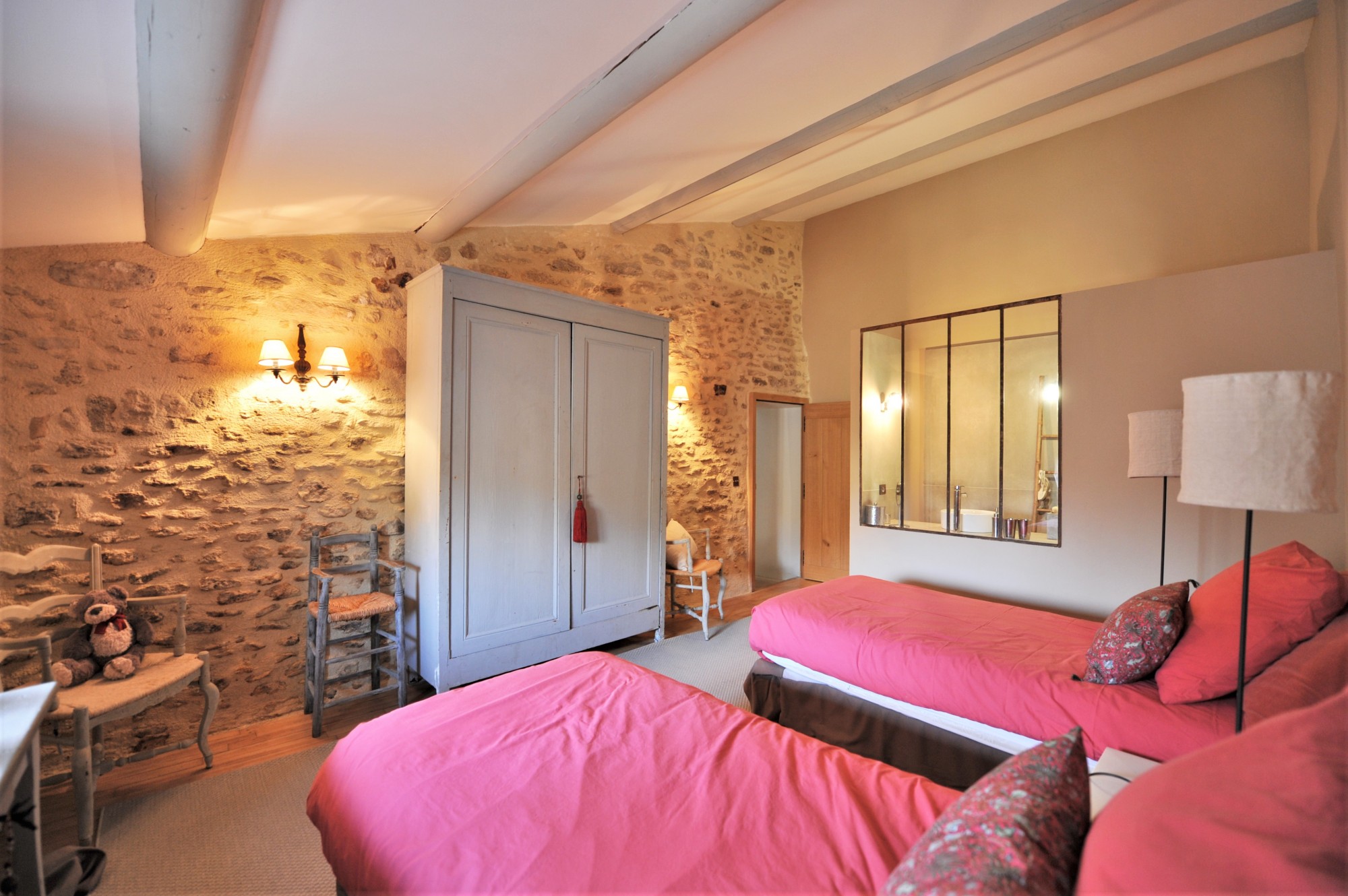 Hameau de Gordes, maison entièrement rénovée   