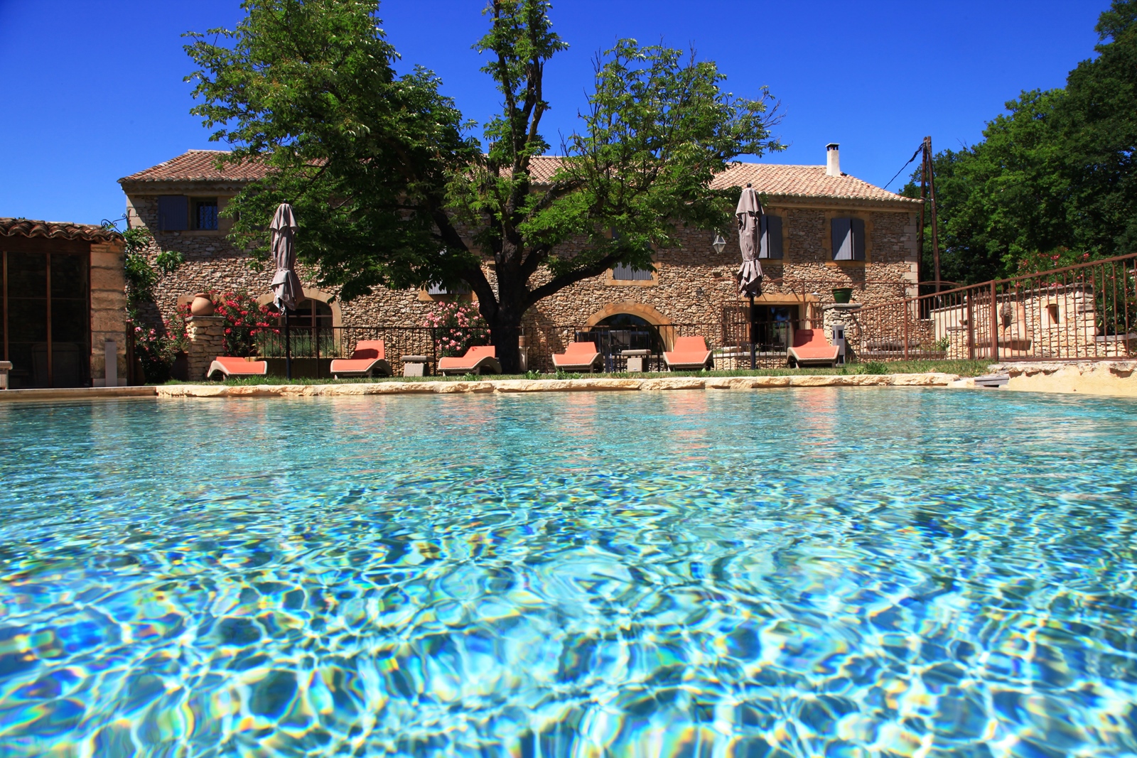 Authentique mas 18ème en pierres avec dépendances et piscine   