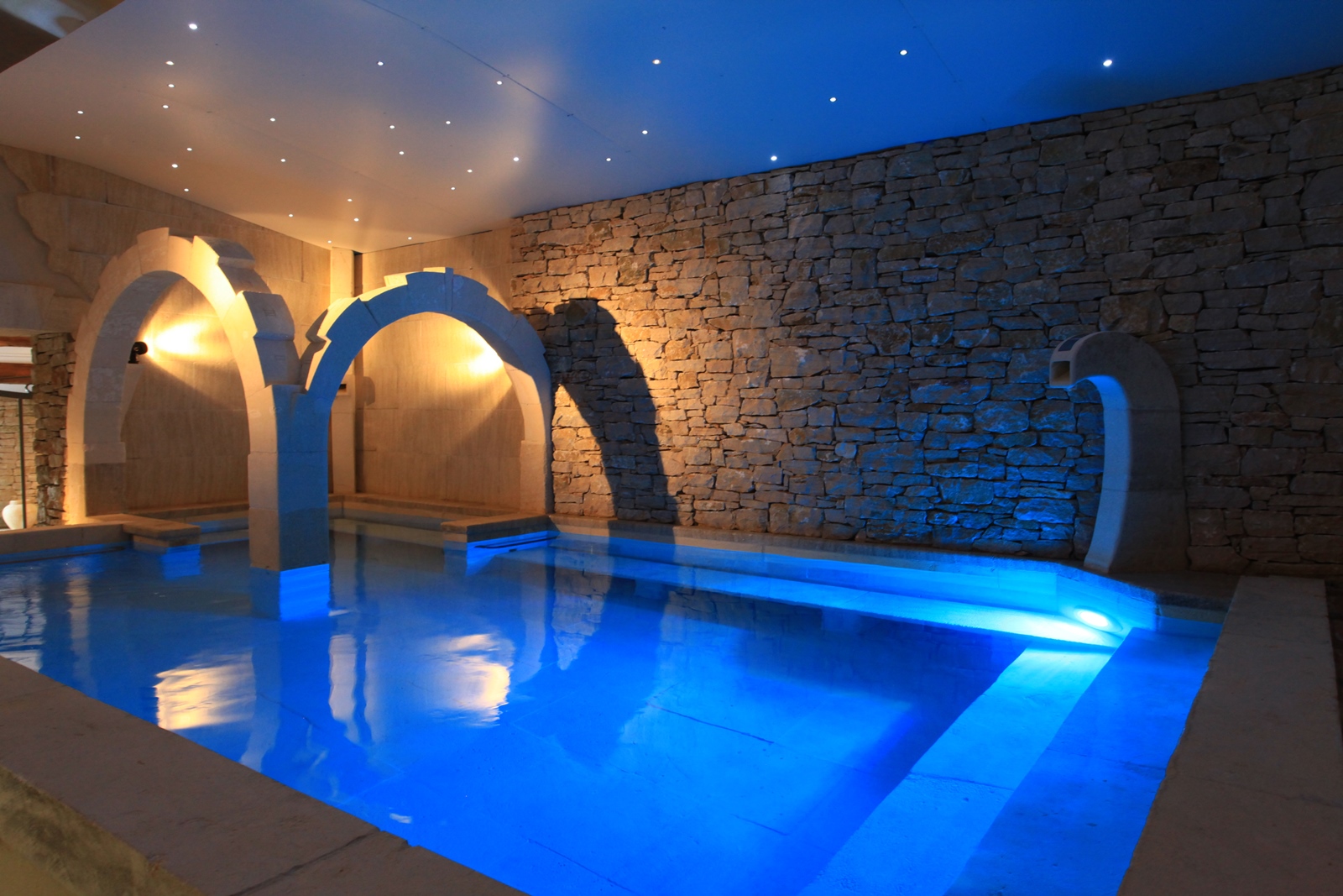 Authentique mas 18ème en pierres avec dépendances et piscine   