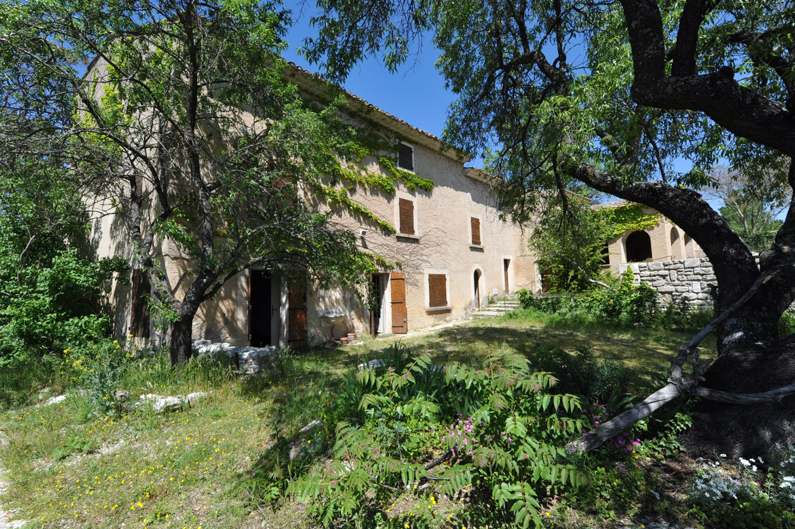 proche de Gordes, bastide à rénover   