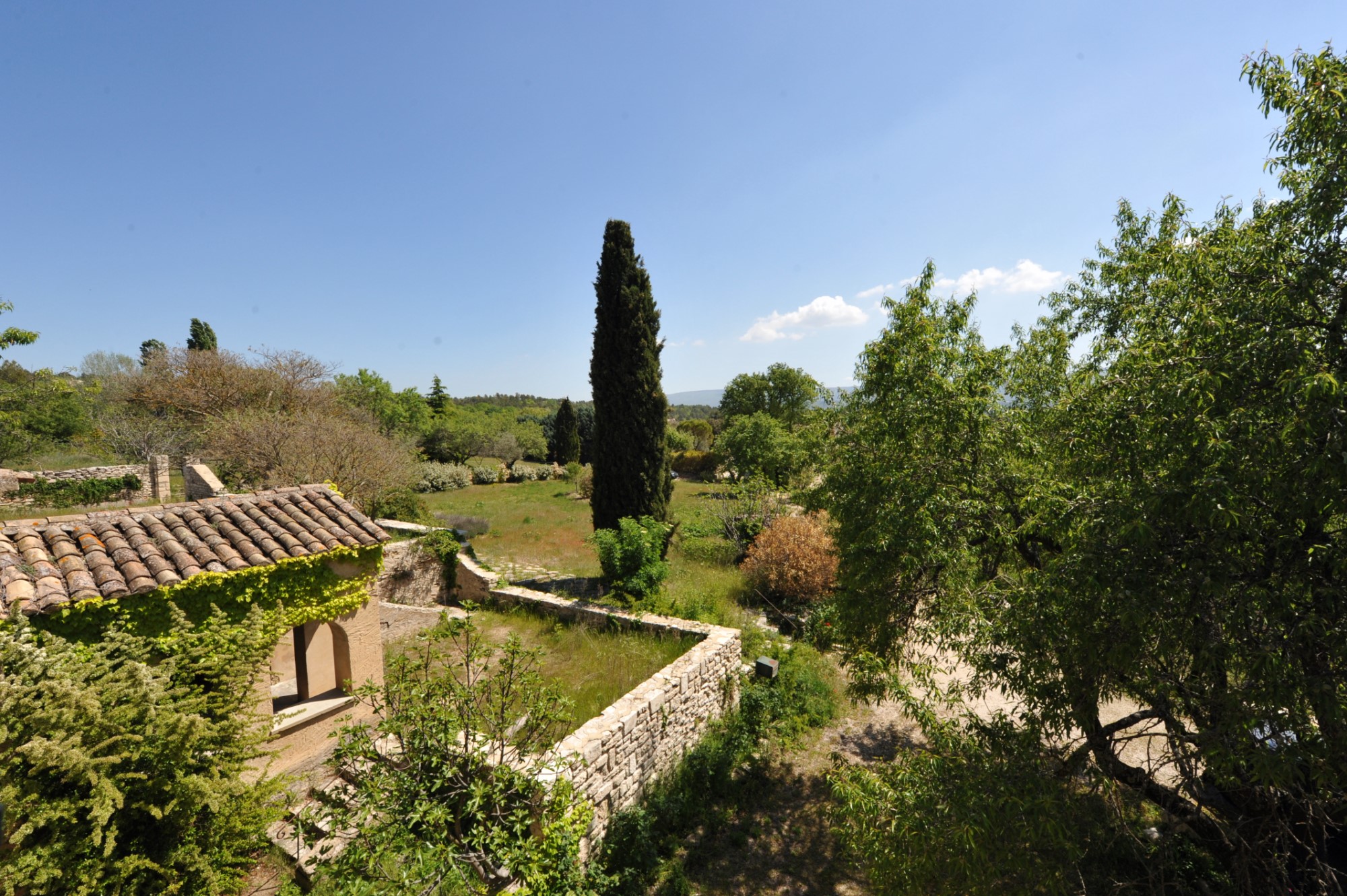proche de Gordes, bastide à rénover   