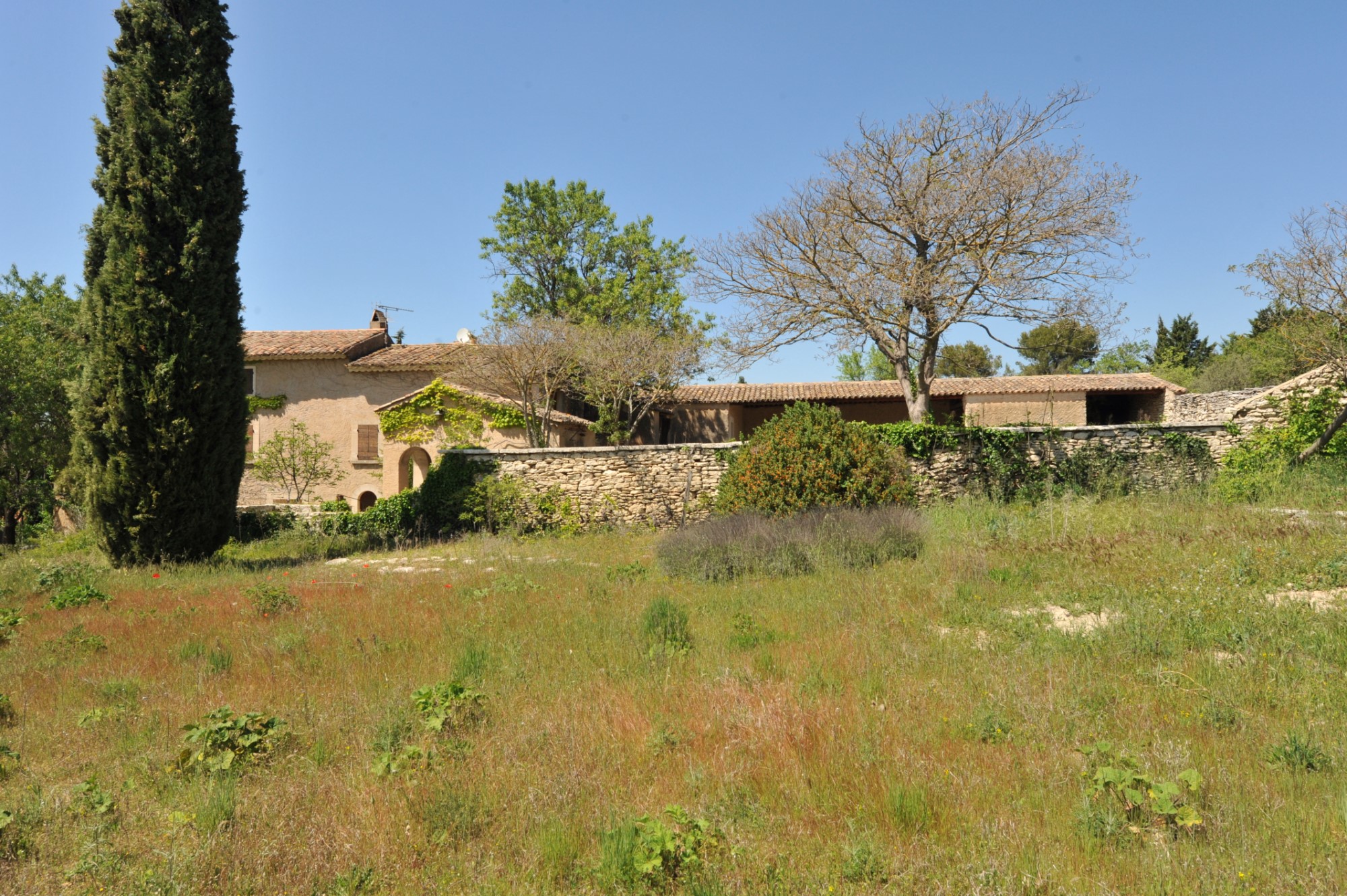 proche de Gordes, bastide à rénover   