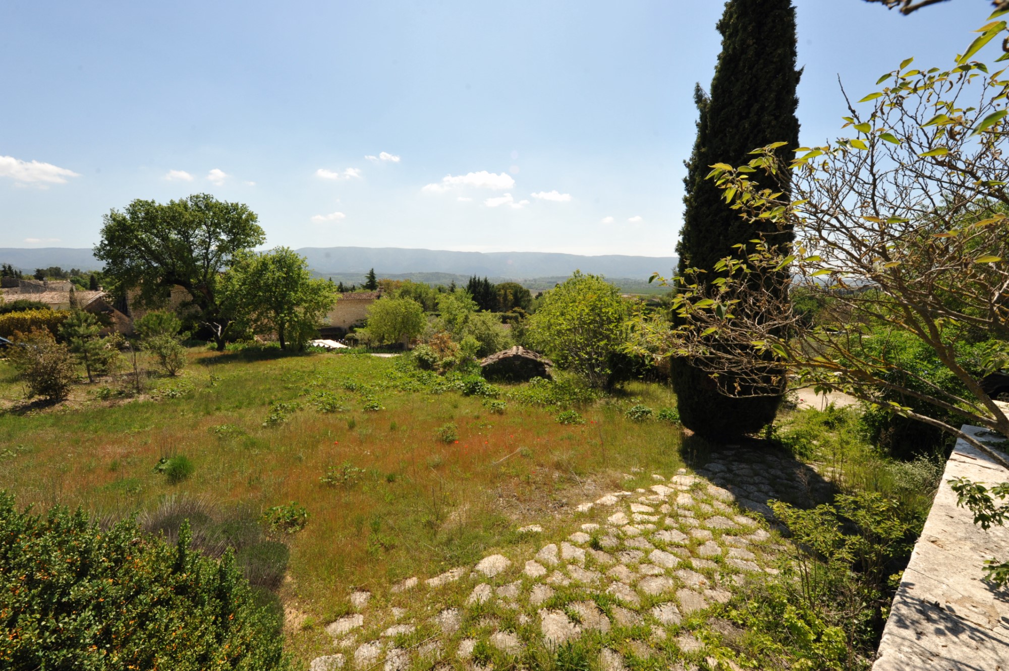 proche de Gordes, bastide à rénover   
