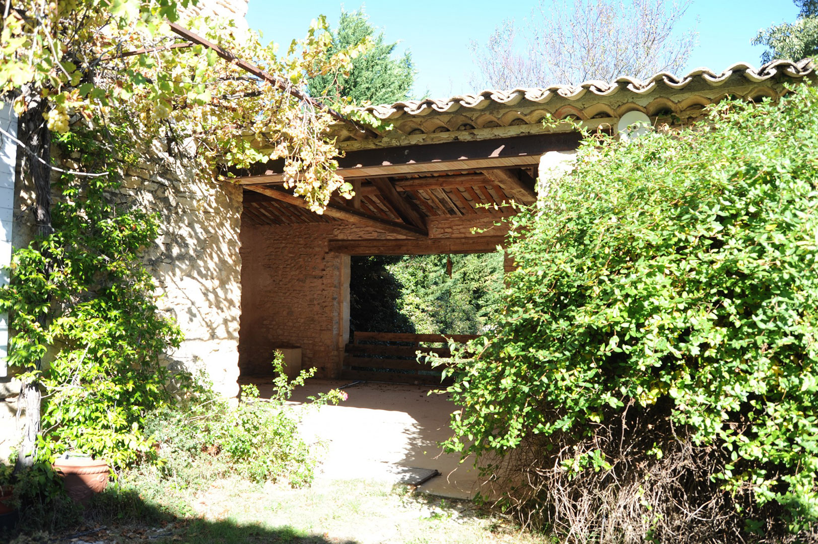 Gordes , ferme du XVIIIème siècle sur six hectares   