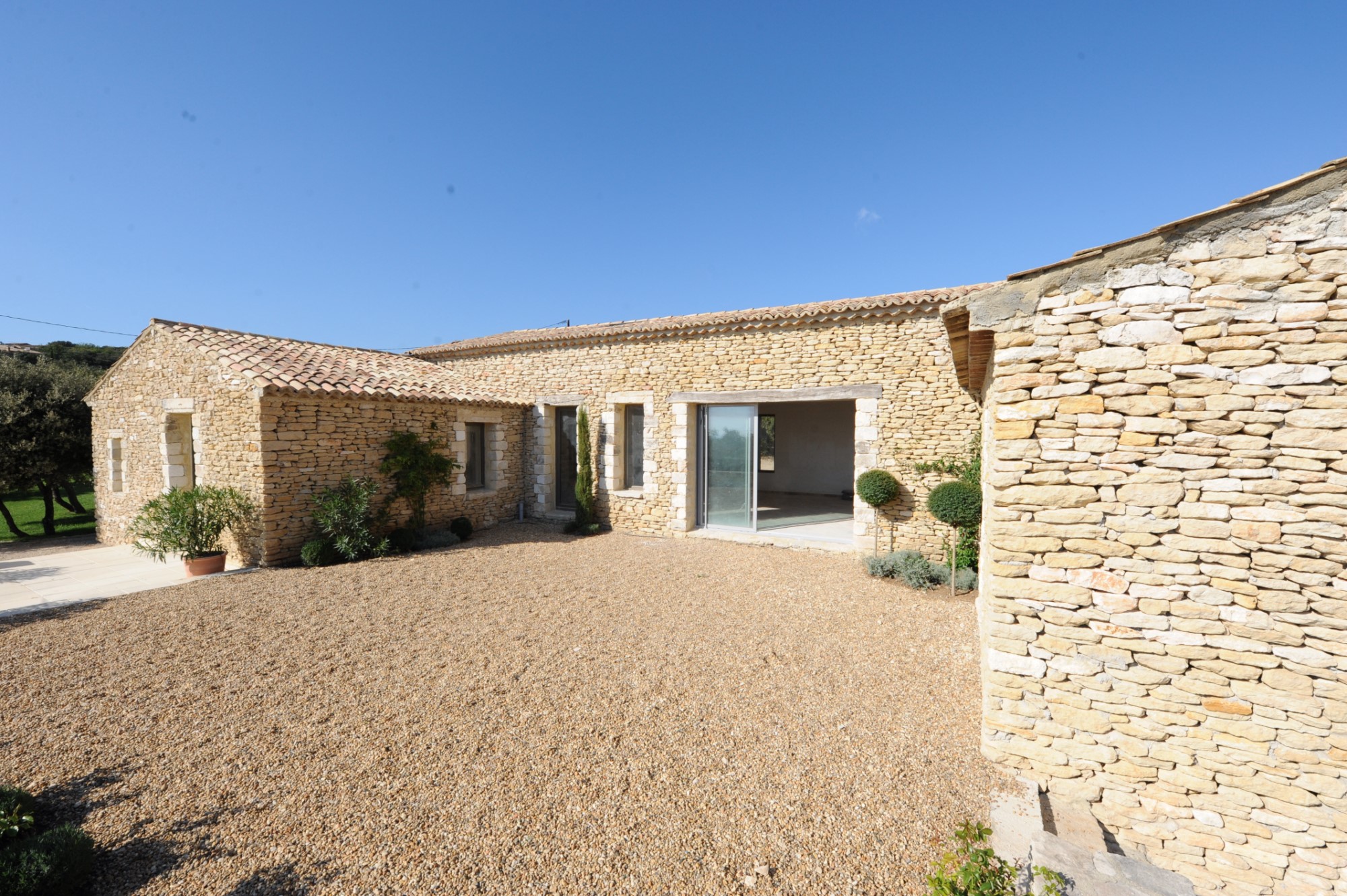 à Gordes, propriété moderne en position ultra dominante   