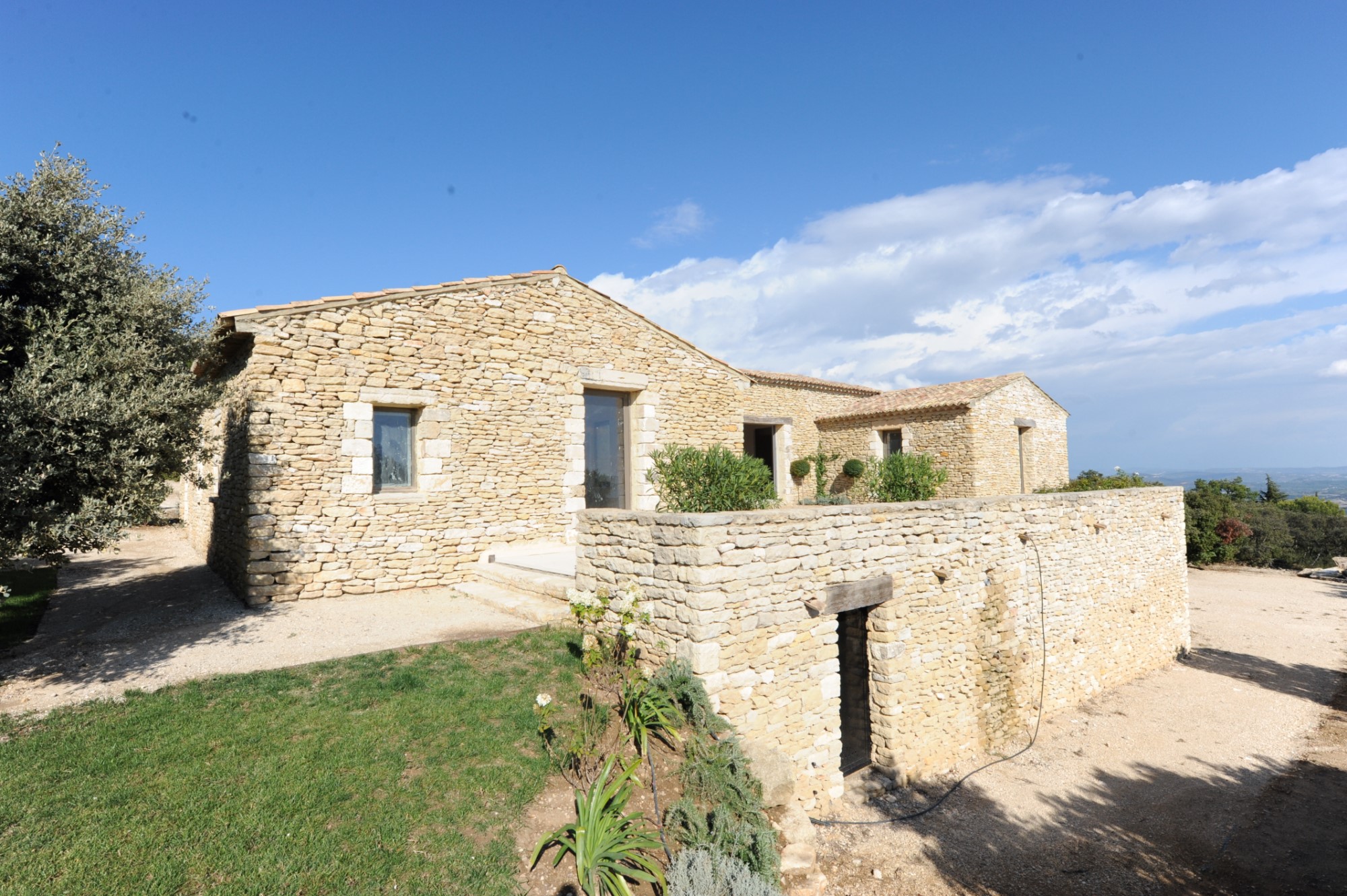 Terrasse maison en pierre de Gordes avec vue panoramique sur le Luberon