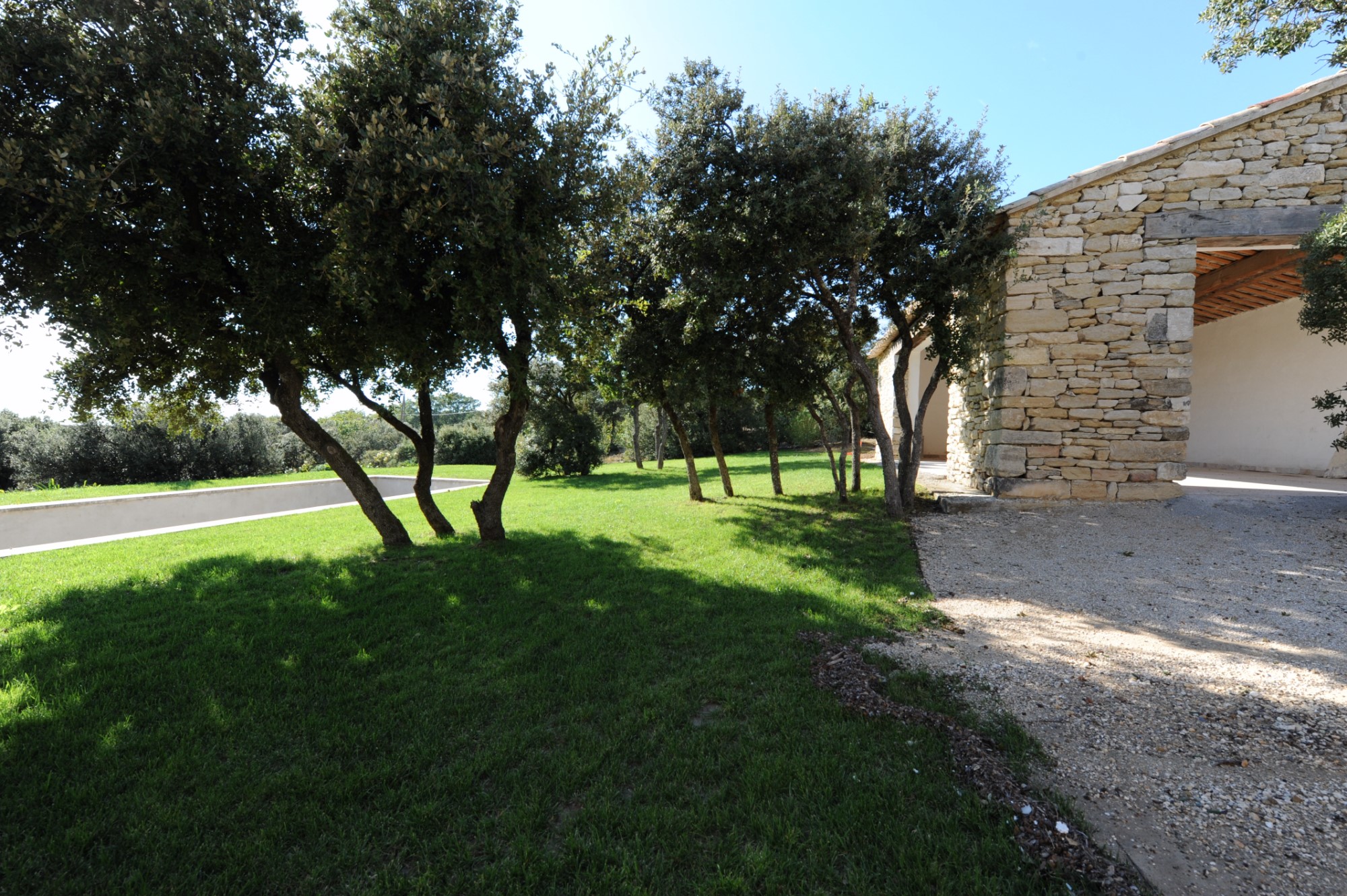 à Gordes, propriété moderne en position ultra dominante   