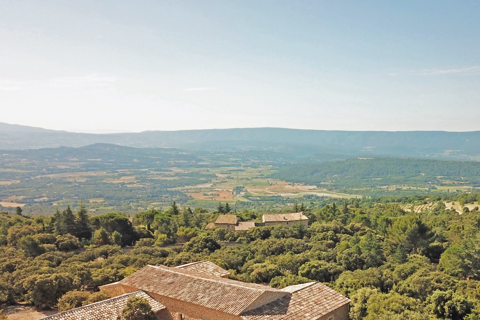 Vue panoramique maison en pierre Gordes en Luberon