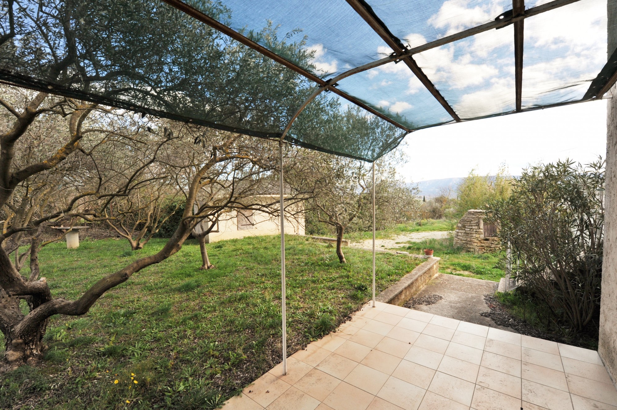 à Cabrières-d'Avignon, villa à rafraîchir avec jardin   