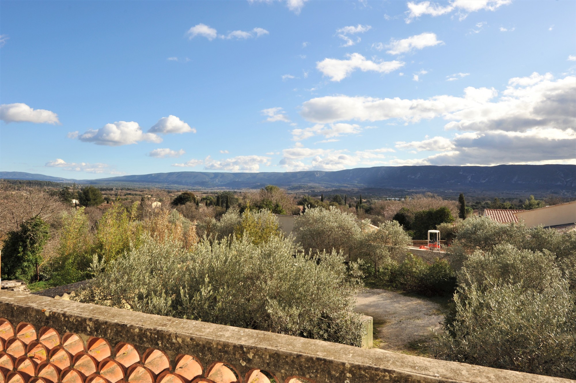 à Cabrières-d'Avignon, villa à rafraîchir avec jardin   