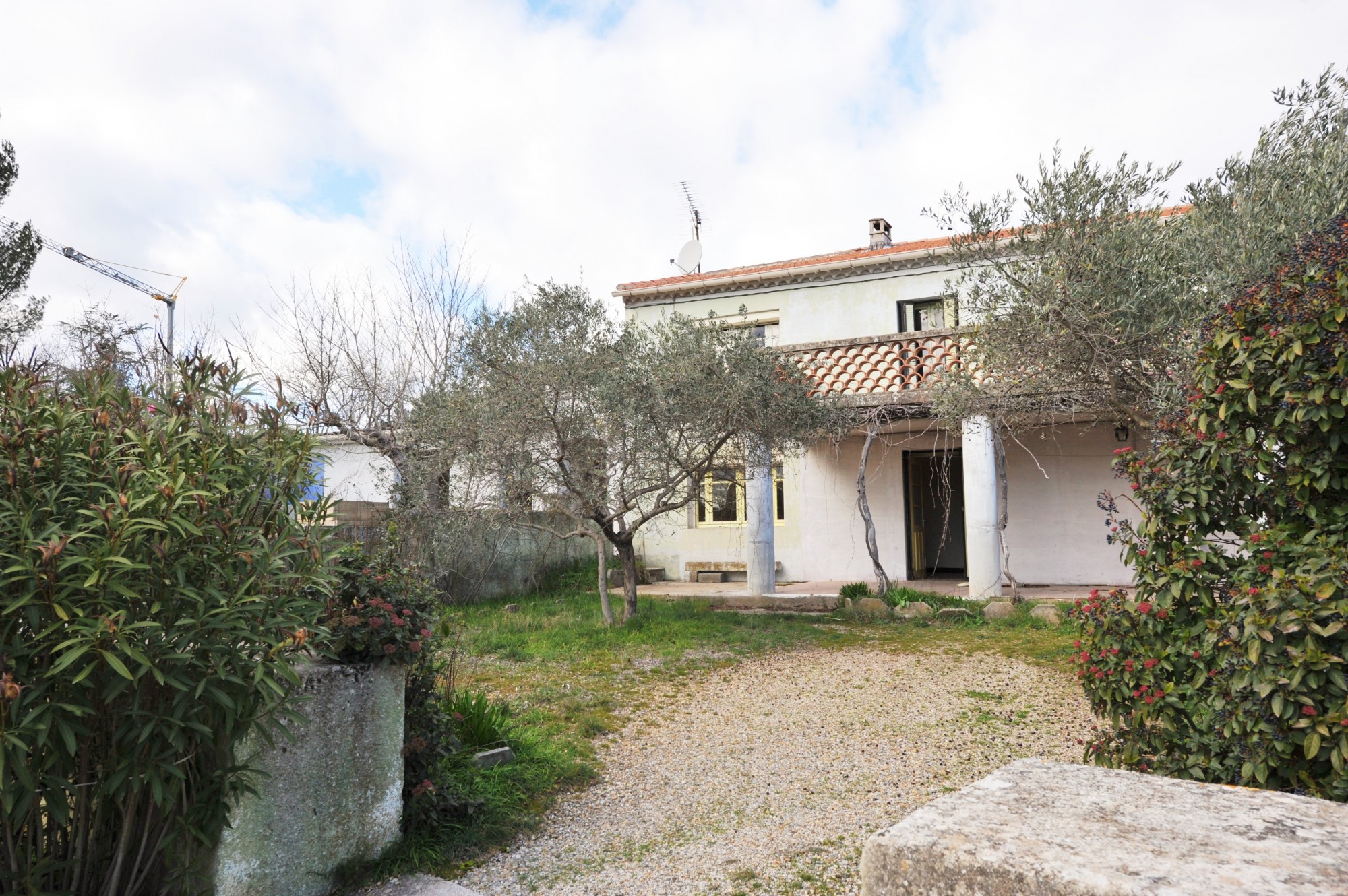à Cabrières-d'Avignon, villa à rafraîchir avec jardin   