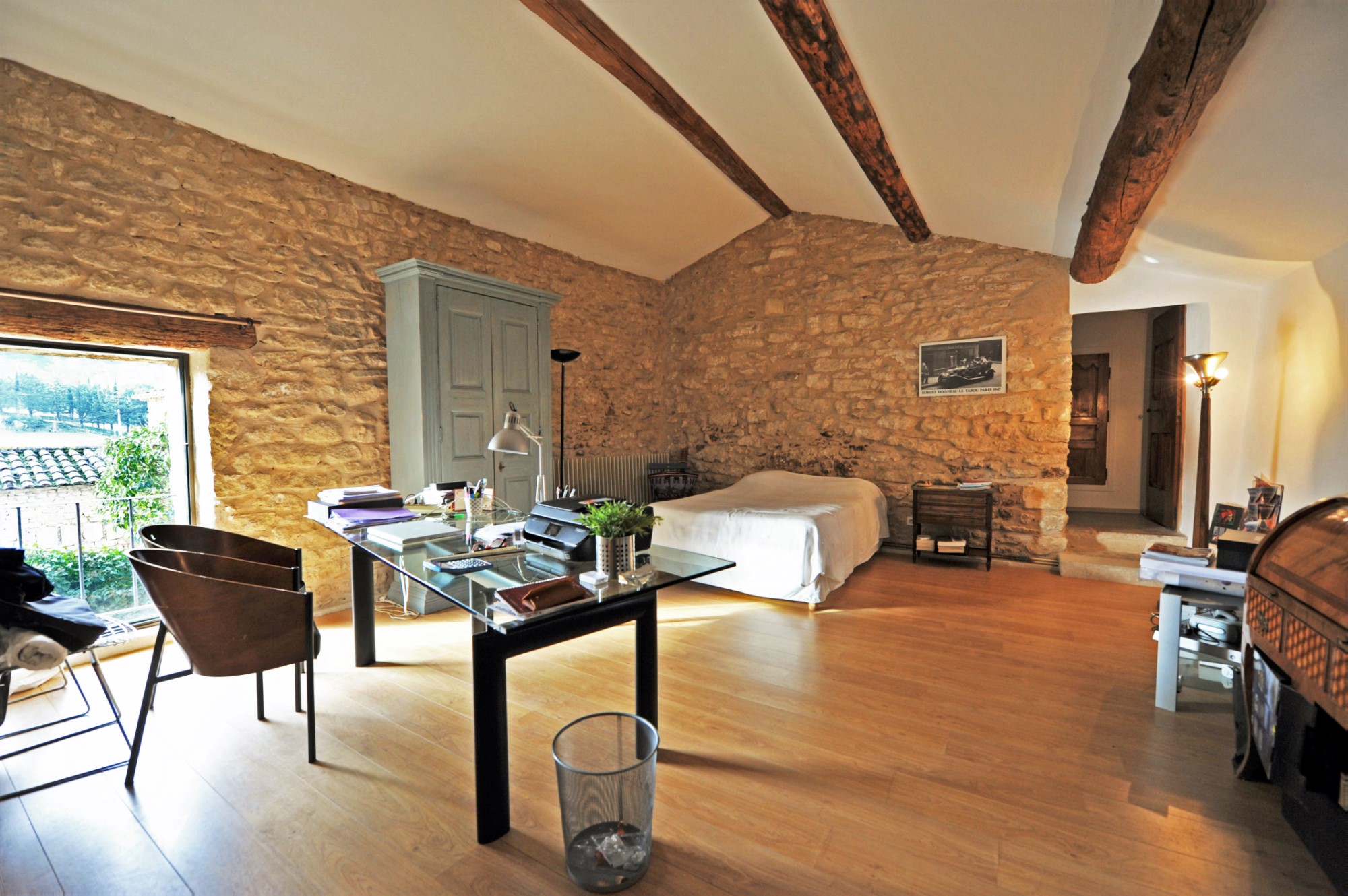 Gordes, élégante bastide avec cour d'honneur et piscine   