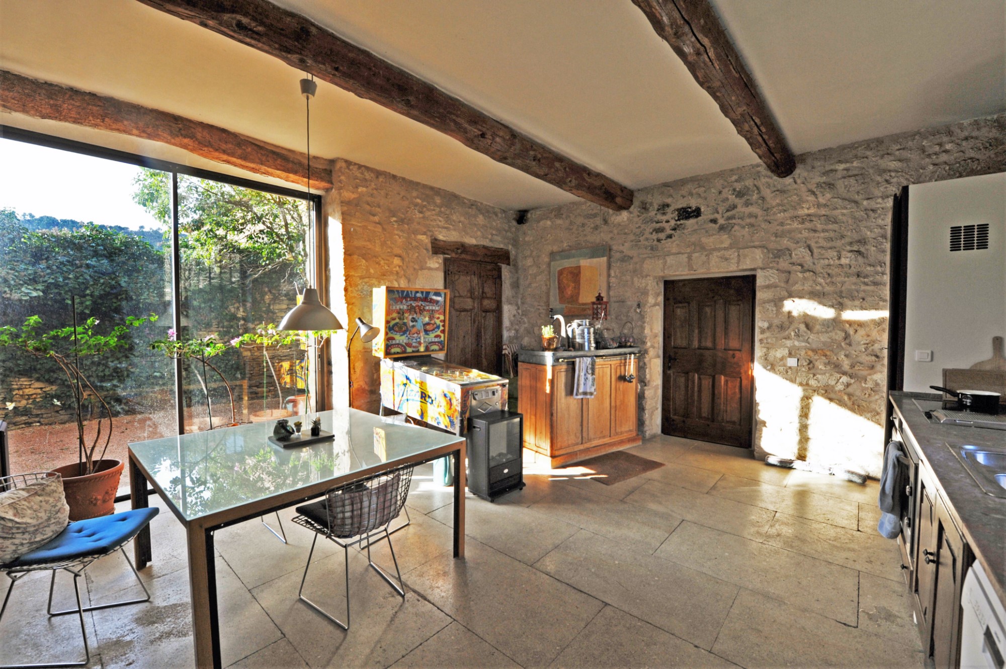 Gordes, élégante bastide avec cour d'honneur et piscine   