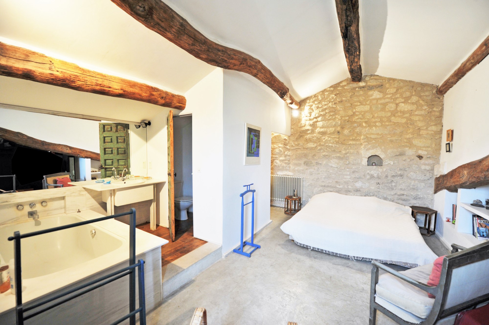 Gordes, élégante bastide avec cour d'honneur et piscine   