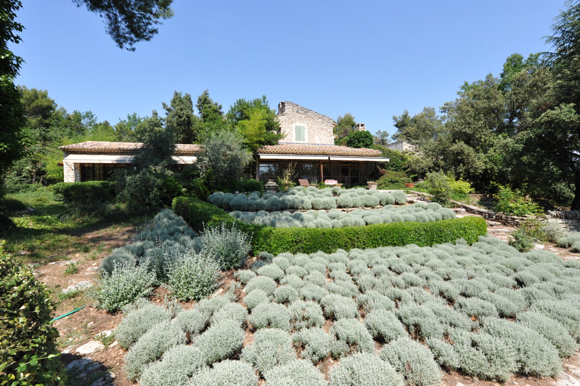 proche Ménerbes, propriété de famille au style contemporain sur 2,8 hectares   