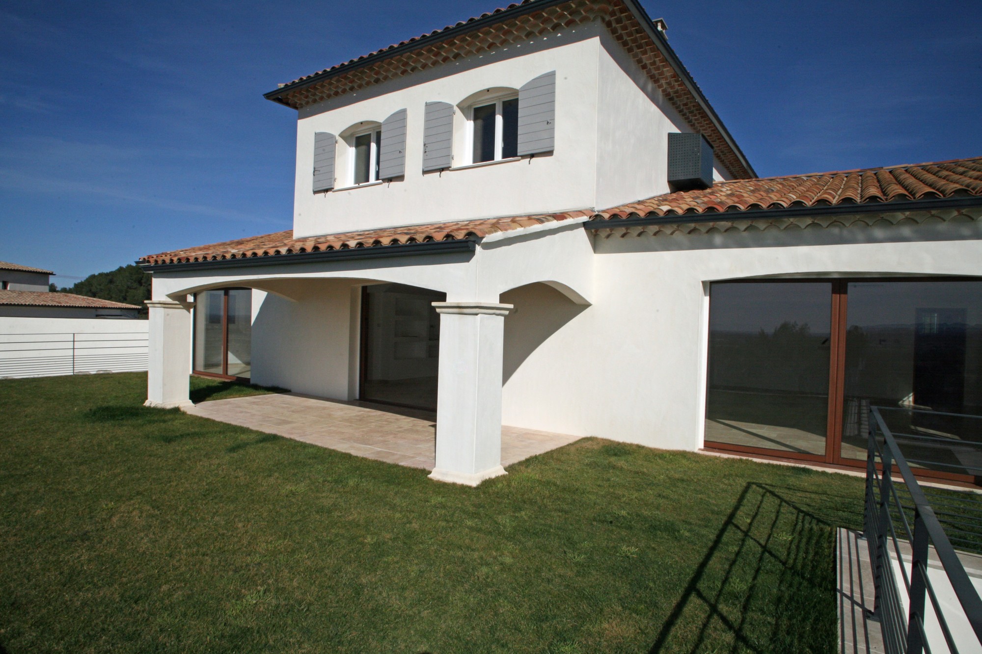 Luberon, maison contemporaine avec superbes vues   