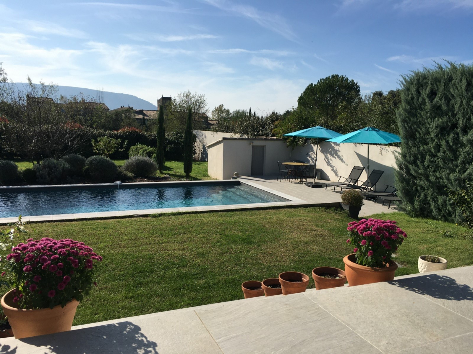 Cabrières-d'Avignon, maison de hameau avec piscine et belle vue   