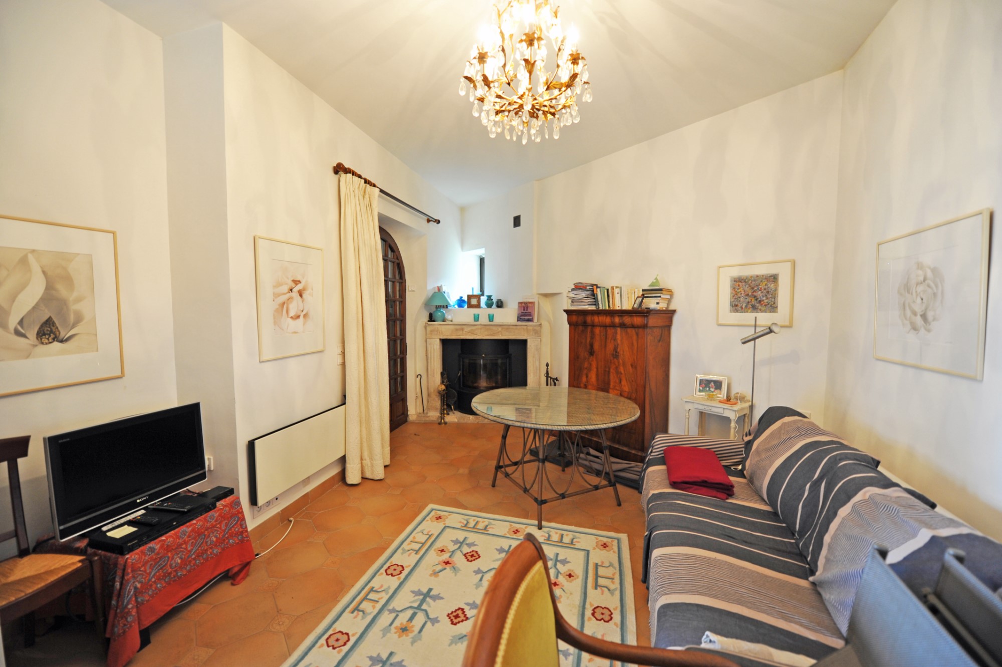 A Gordes, maison de village avec jardin en position dominante   