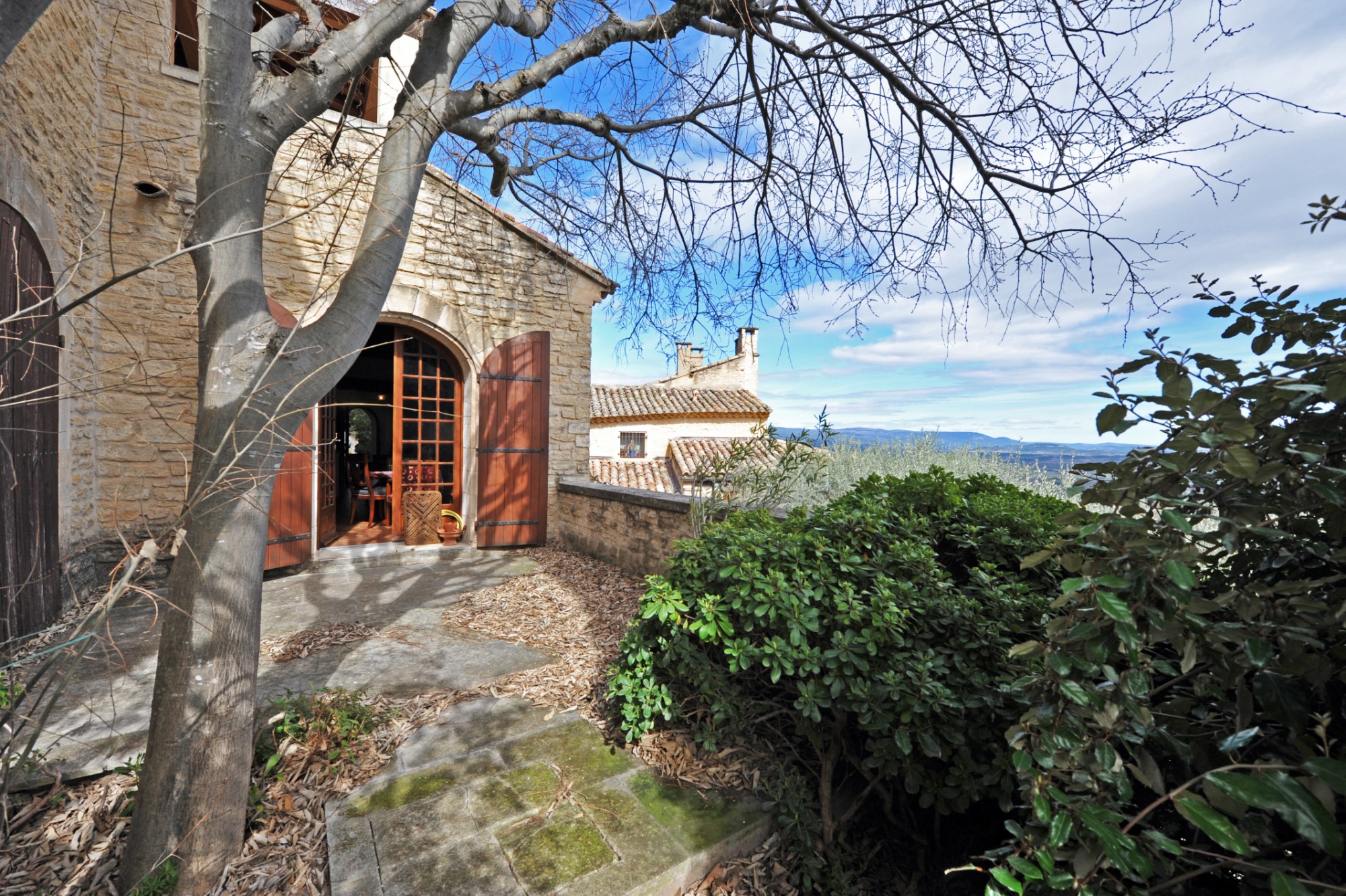 A Gordes, maison de village avec jardin en position dominante   