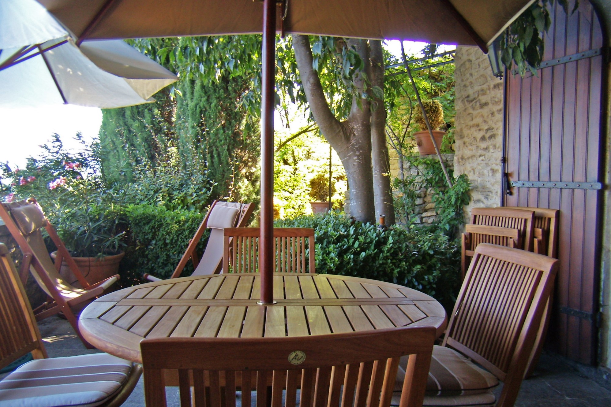 A Gordes, maison de village avec jardin en position dominante   