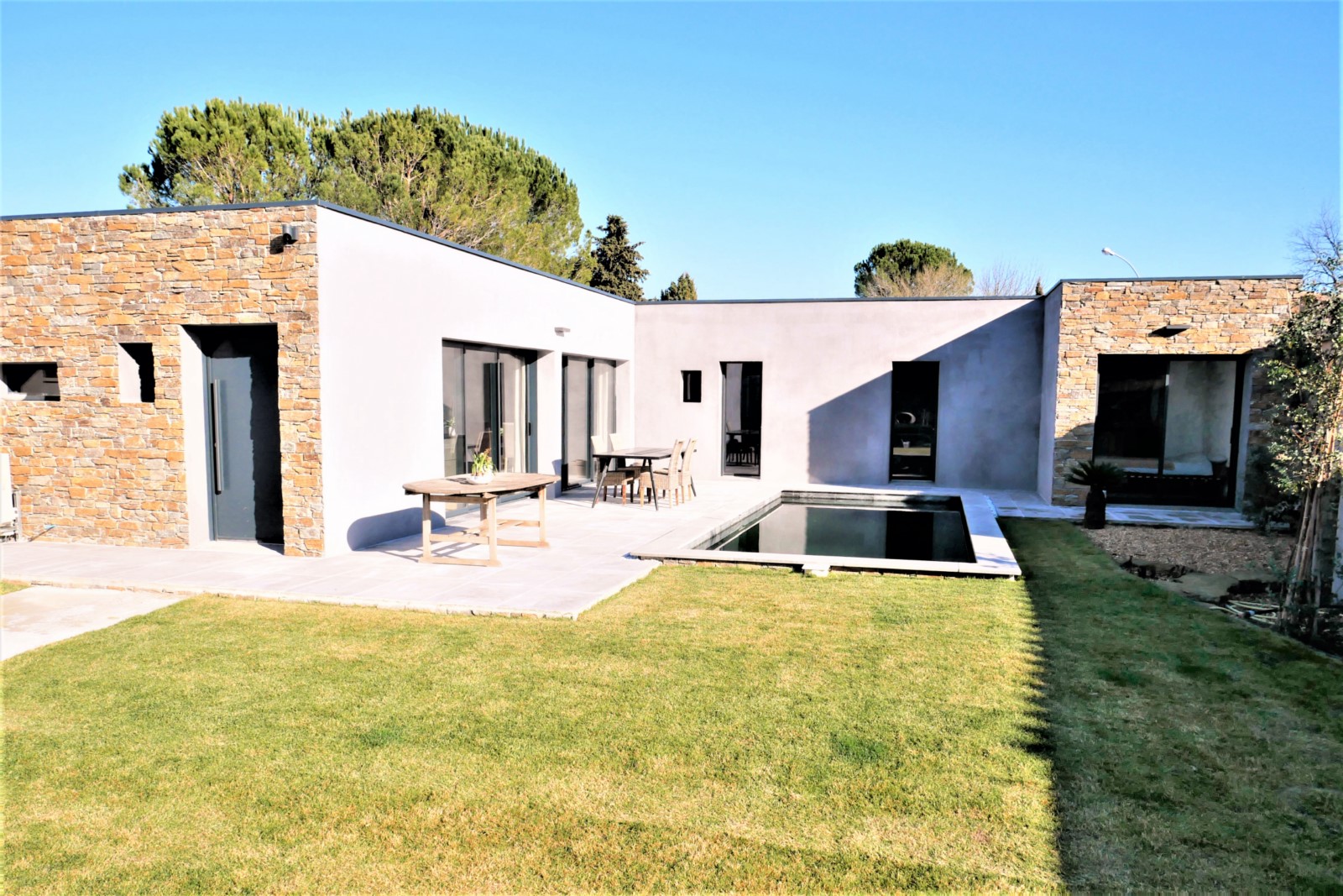 Villa Contemporaine à L'Isle sur La Sorgue.   