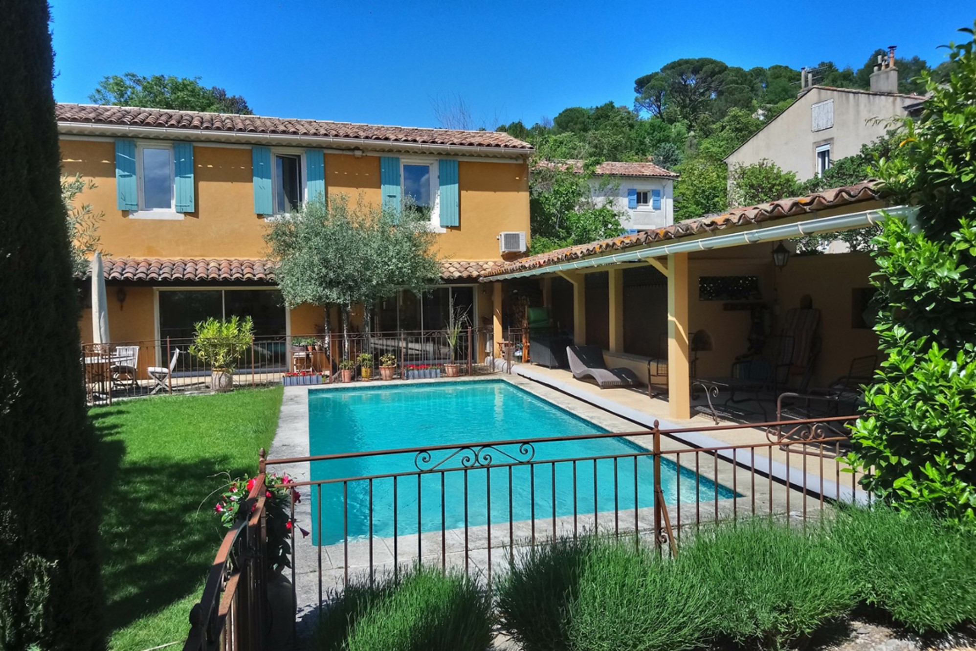 bastide a vendre a apt avec piscine