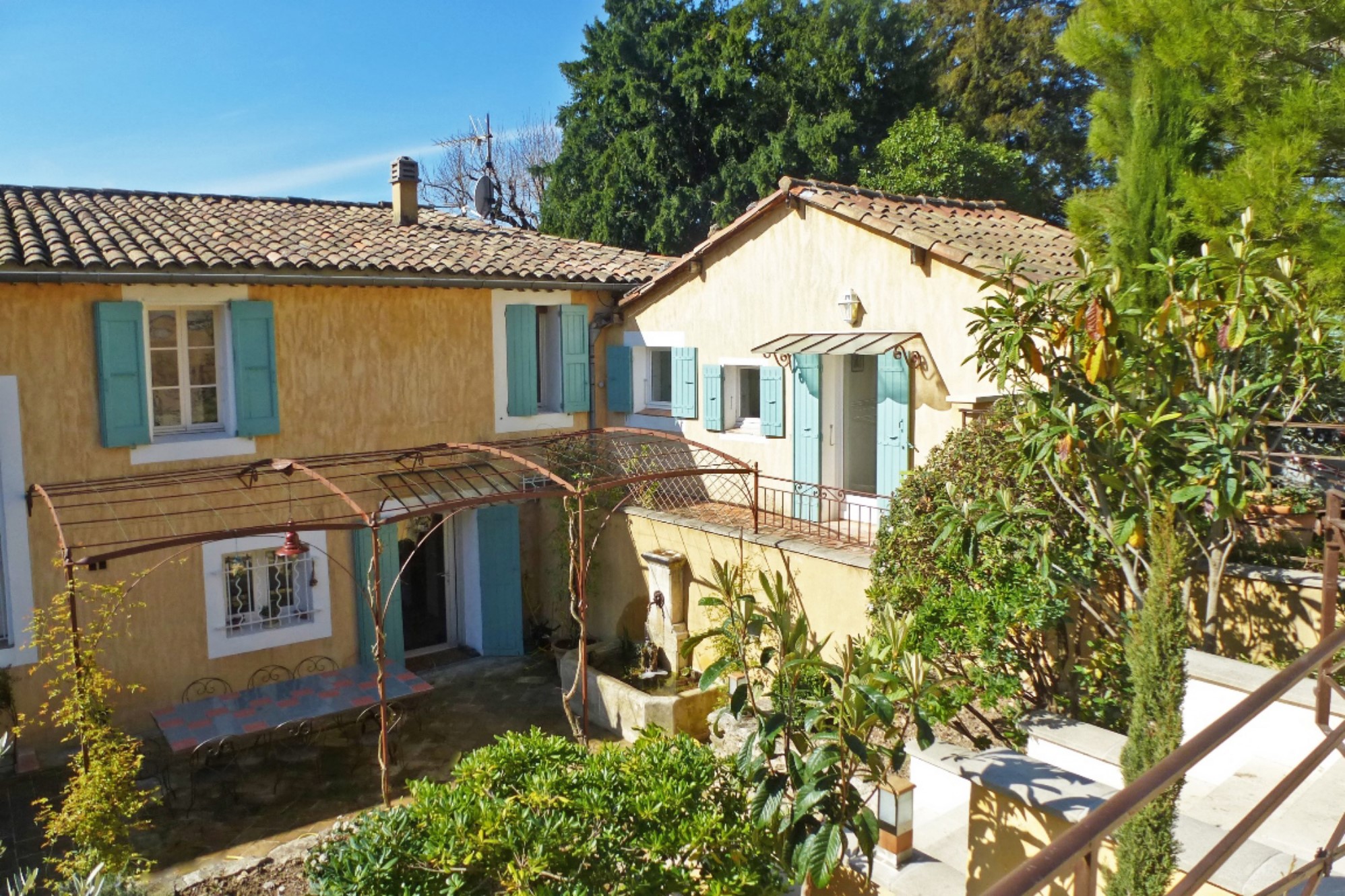 Luberon, jolie maison de ville avec piscine, dépendance et jardin   