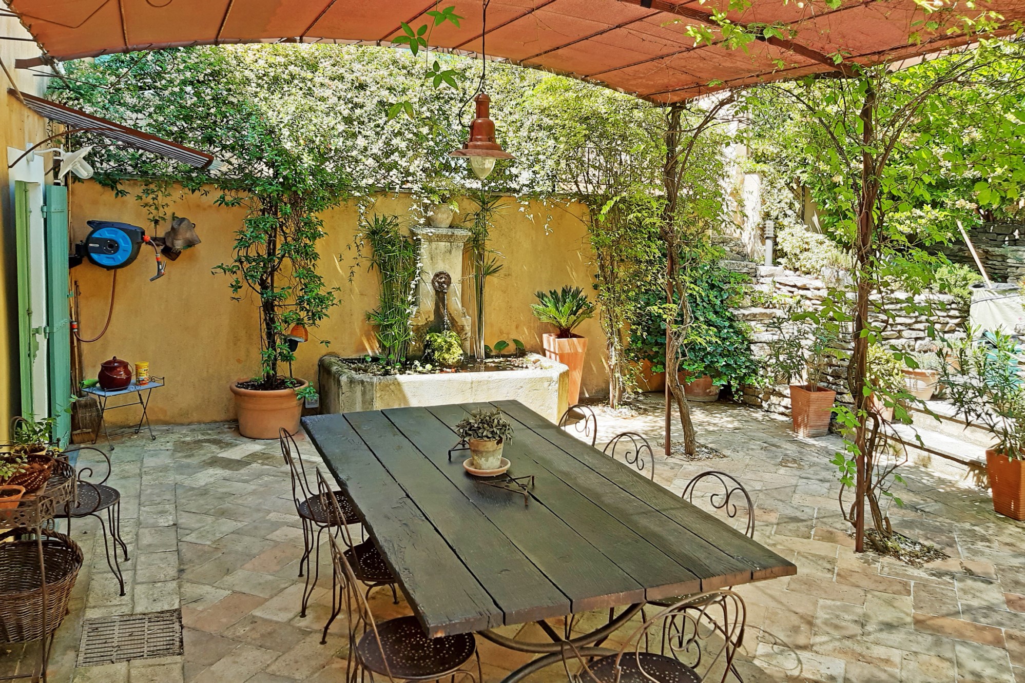 Luberon, jolie maison de ville avec piscine, dépendance et jardin   